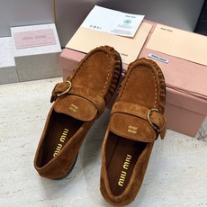 Miumiu 2026春夏新款复古时尚休闲女皮鞋 缪缪字母logo五金皮带扣平底圆头一脚蹬乐福鞋 材质:鞋面进口小牛皮/ Miumiu 2026春夏新款复古时尚休闲女皮鞋 缪缪字母logo五金皮带扣平底圆头一脚蹬乐福鞋 材质:鞋面进口小牛皮/