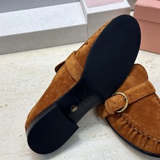 Miumiu 2026春夏新款复古时尚休闲女皮鞋 缪缪字母logo五金皮带扣平底圆头一脚蹬乐福鞋 材质:鞋面进口小牛皮/ Miumiu 2026春夏新款复古时尚休闲女皮鞋 缪缪字母logo五金皮带扣平底圆头一脚蹬乐福鞋 材质:鞋面进口小牛皮/