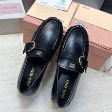 Miumiu 2026春夏新款复古时尚休闲女皮鞋 缪缪字母logo五金皮带扣平底圆头一脚蹬乐福鞋 材质:鞋面进口小牛皮/ Miumiu 2026春夏新款复古时尚休闲女皮鞋 缪缪字母logo五金皮带扣平底圆头一脚蹬乐福鞋 材质:鞋面进口小牛皮/