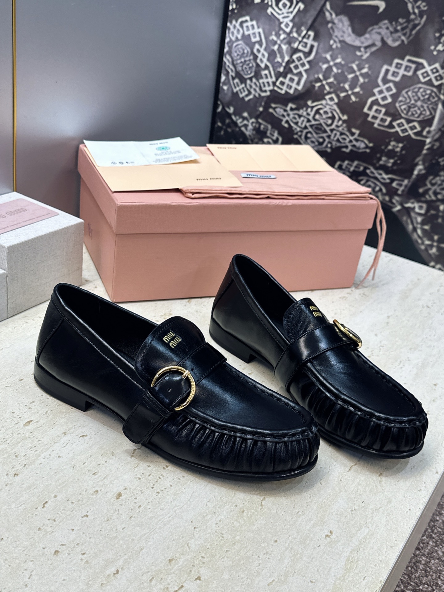 Miumiu 2026春夏新款复古时尚休闲女皮鞋 缪缪字母logo五金皮带扣平底圆头一脚蹬乐福鞋 材质:鞋面进口小牛皮/