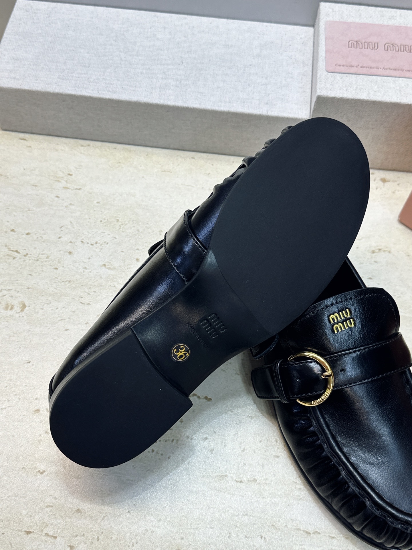 Miumiu 2026春夏新款复古时尚休闲女皮鞋 缪缪字母logo五金皮带扣平底圆头一脚蹬乐福鞋 材质:鞋面进口小牛皮/ Miumiu 2026春夏新款复古时尚休闲女皮鞋 缪缪字母logo五金皮带扣平底圆头一脚蹬乐福鞋 材质:鞋面进口小牛皮/
