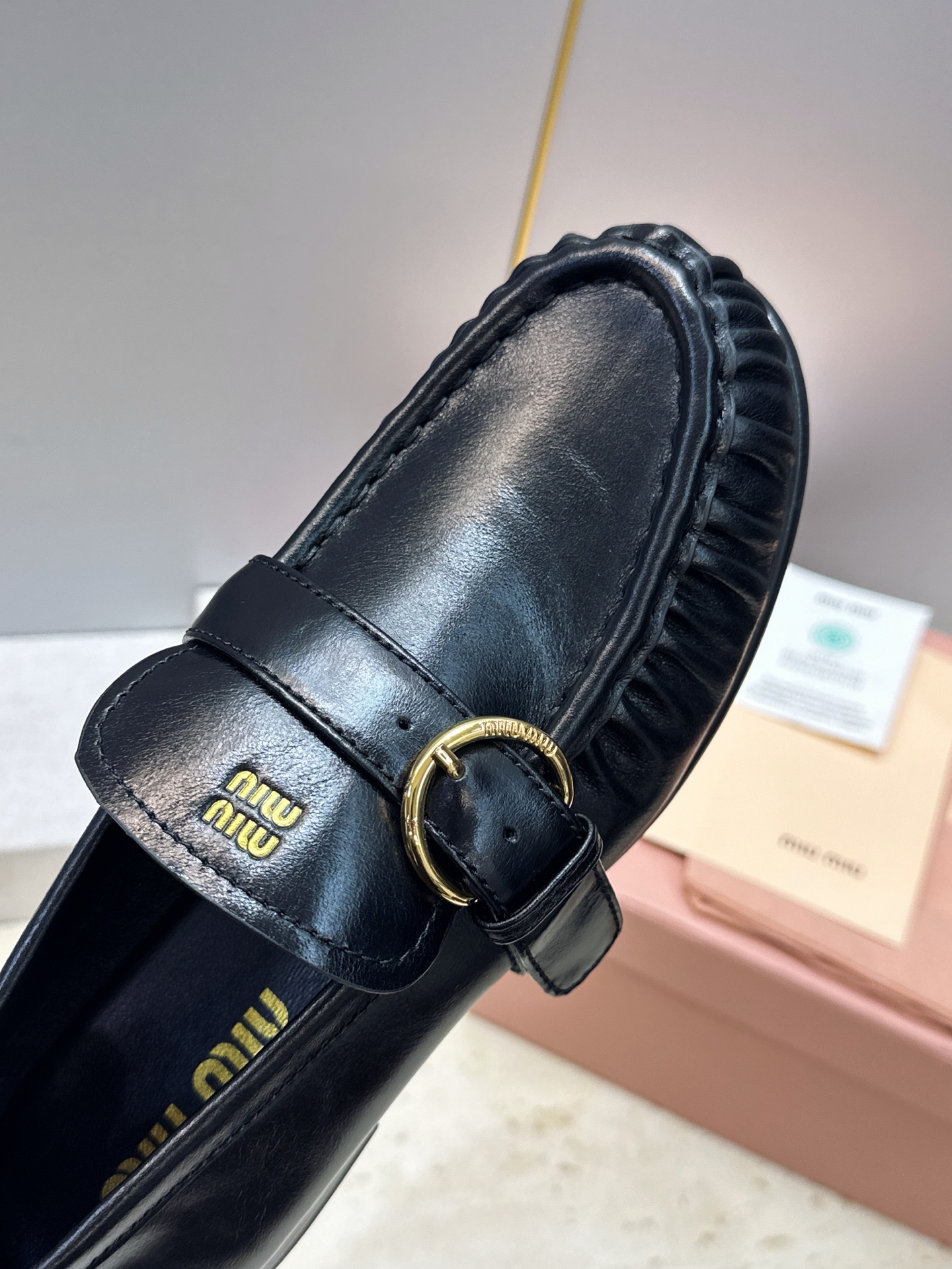 Miumiu 2026春夏新款复古时尚休闲女皮鞋 缪缪字母logo五金皮带扣平底圆头一脚蹬乐福鞋 材质:鞋面进口小牛皮/ Miumiu 2026春夏新款复古时尚休闲女皮鞋 缪缪字母logo五金皮带扣平底圆头一脚蹬乐福鞋 材质:鞋面进口小牛皮/