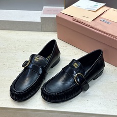 Miumiu 2026春夏新款复古时尚休闲女皮鞋 缪缪字母logo五金皮带扣平底圆头一脚蹬乐福鞋 材质:鞋面进口小牛皮/ Miumiu 2026春夏新款复古时尚休闲女皮鞋 缪缪字母logo五金皮带扣平底圆头一脚蹬乐福鞋 材质:鞋面进口小牛皮/