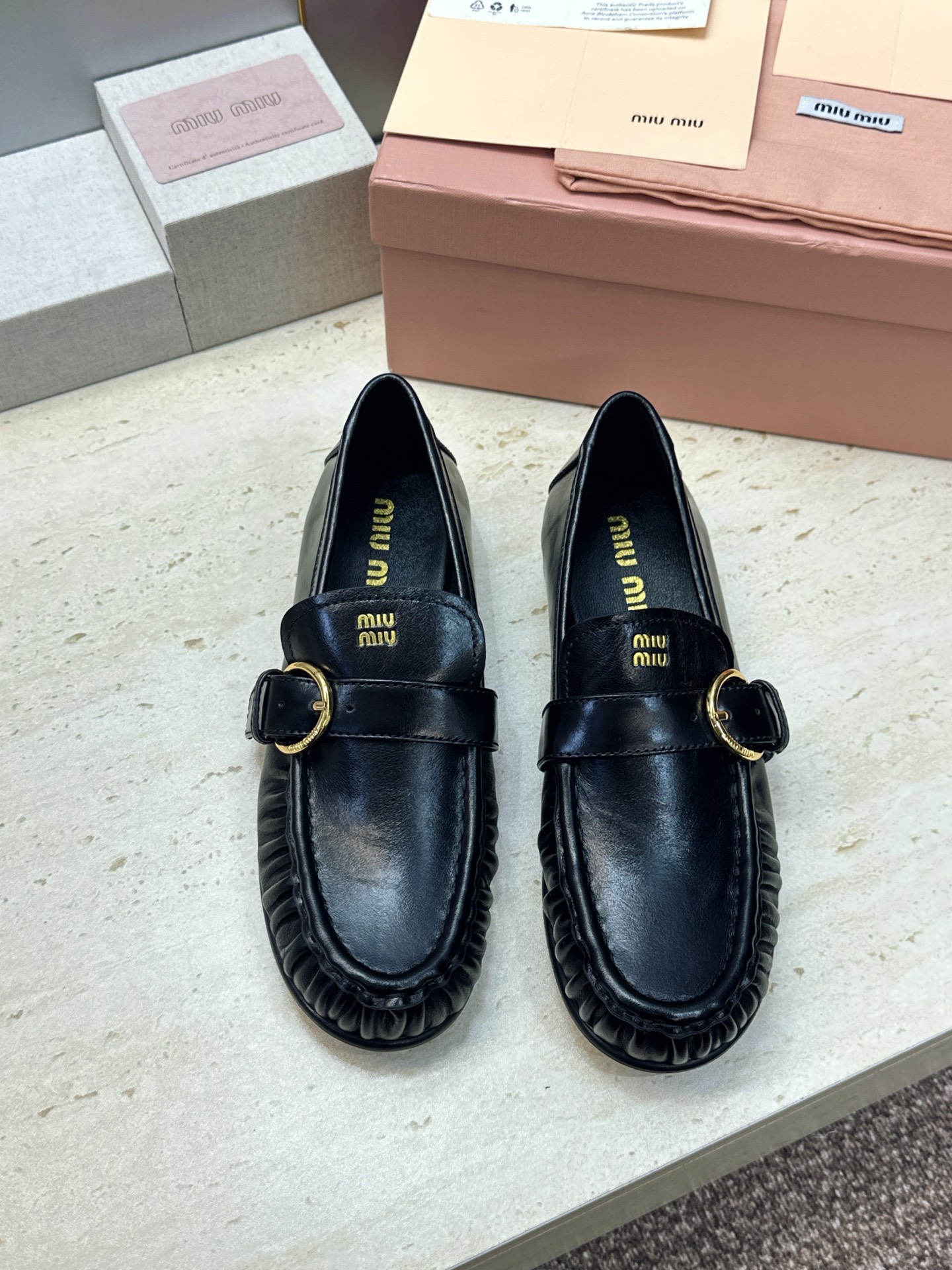 Miumiu 2026春夏新款复古时尚休闲女皮鞋 缪缪字母logo五金皮带扣平底圆头一脚蹬乐福鞋 材质:鞋面进口小牛皮/ Miumiu 2026春夏新款复古时尚休闲女皮鞋 缪缪字母logo五金皮带扣平底圆头一脚蹬乐福鞋 材质:鞋面进口小牛皮/