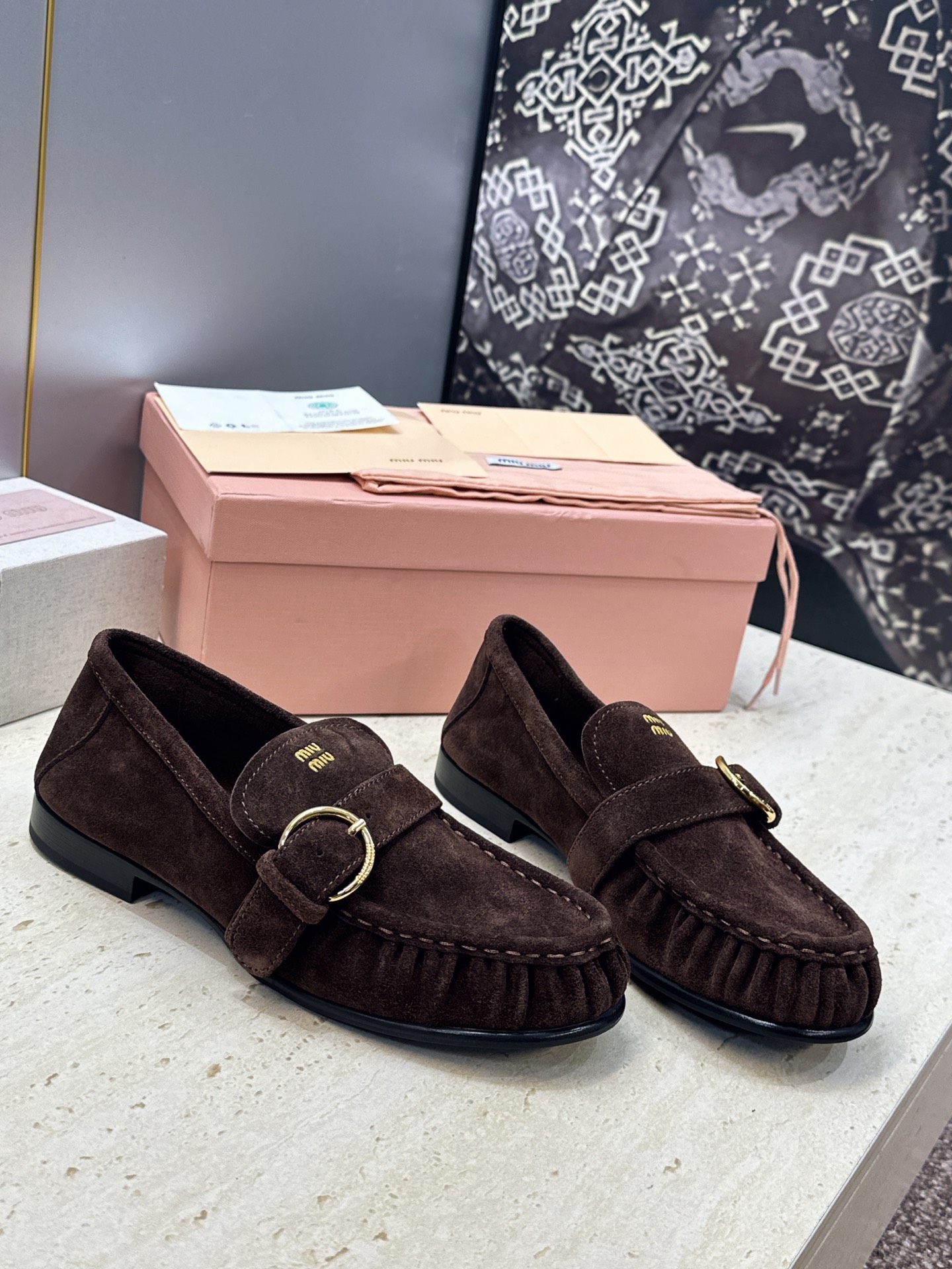 Miumiu 2026春夏新款复古时尚休闲女皮鞋 缪缪字母logo五金皮带扣平底圆头一脚蹬乐福鞋 材质:鞋面进口小牛皮/