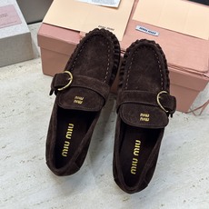 Miumiu 2026春夏新款复古时尚休闲女皮鞋 缪缪字母logo五金皮带扣平底圆头一脚蹬乐福鞋 材质:鞋面进口小牛皮/ Miumiu 2026春夏新款复古时尚休闲女皮鞋 缪缪字母logo五金皮带扣平底圆头一脚蹬乐福鞋 材质:鞋面进口小牛皮/