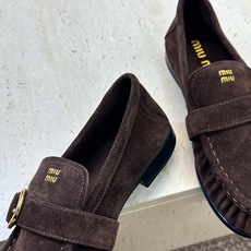Miumiu 2026春夏新款复古时尚休闲女皮鞋 缪缪字母logo五金皮带扣平底圆头一脚蹬乐福鞋 材质:鞋面进口小牛皮/ Miumiu 2026春夏新款复古时尚休闲女皮鞋 缪缪字母logo五金皮带扣平底圆头一脚蹬乐福鞋 材质:鞋面进口小牛皮/