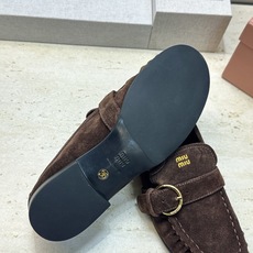 Miumiu 2026春夏新款复古时尚休闲女皮鞋 缪缪字母logo五金皮带扣平底圆头一脚蹬乐福鞋 材质:鞋面进口小牛皮/ Miumiu 2026春夏新款复古时尚休闲女皮鞋 缪缪字母logo五金皮带扣平底圆头一脚蹬乐福鞋 材质:鞋面进口小牛皮/