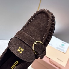 Miumiu 2026春夏新款复古时尚休闲女皮鞋 缪缪字母logo五金皮带扣平底圆头一脚蹬乐福鞋 材质:鞋面进口小牛皮/ Miumiu 2026春夏新款复古时尚休闲女皮鞋 缪缪字母logo五金皮带扣平底圆头一脚蹬乐福鞋 材质:鞋面进口小牛皮/