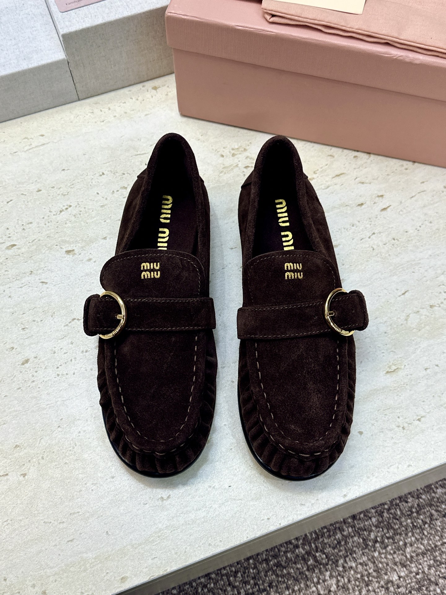 Miumiu 2026春夏新款复古时尚休闲女皮鞋 缪缪字母logo五金皮带扣平底圆头一脚蹬乐福鞋 材质:鞋面进口小牛皮/ Miumiu 2026春夏新款复古时尚休闲女皮鞋 缪缪字母logo五金皮带扣平底圆头一脚蹬乐福鞋 材质:鞋面进口小牛皮/