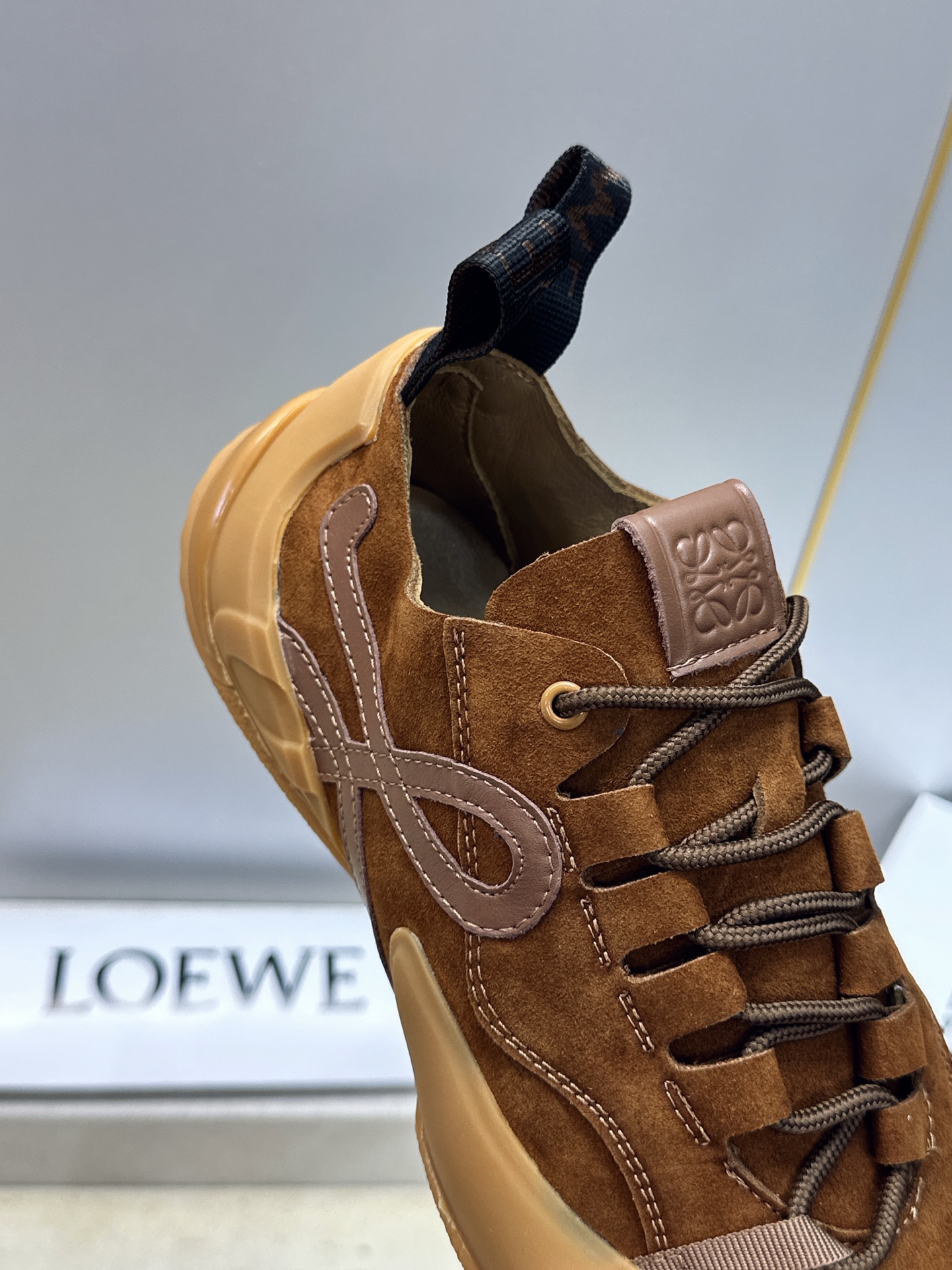 罗意威 LOEWE 2026春夏新款系带德训鞋 明星同款字母logo拼色阿甘休闲运动跑鞋 市面顶级版本 材质:鞋面进口羊 罗意威 LOEWE 2026春夏新款系带德训鞋 明星同款字母logo拼色阿甘休闲运动跑鞋 市面顶级版本 材质:鞋面进口羊