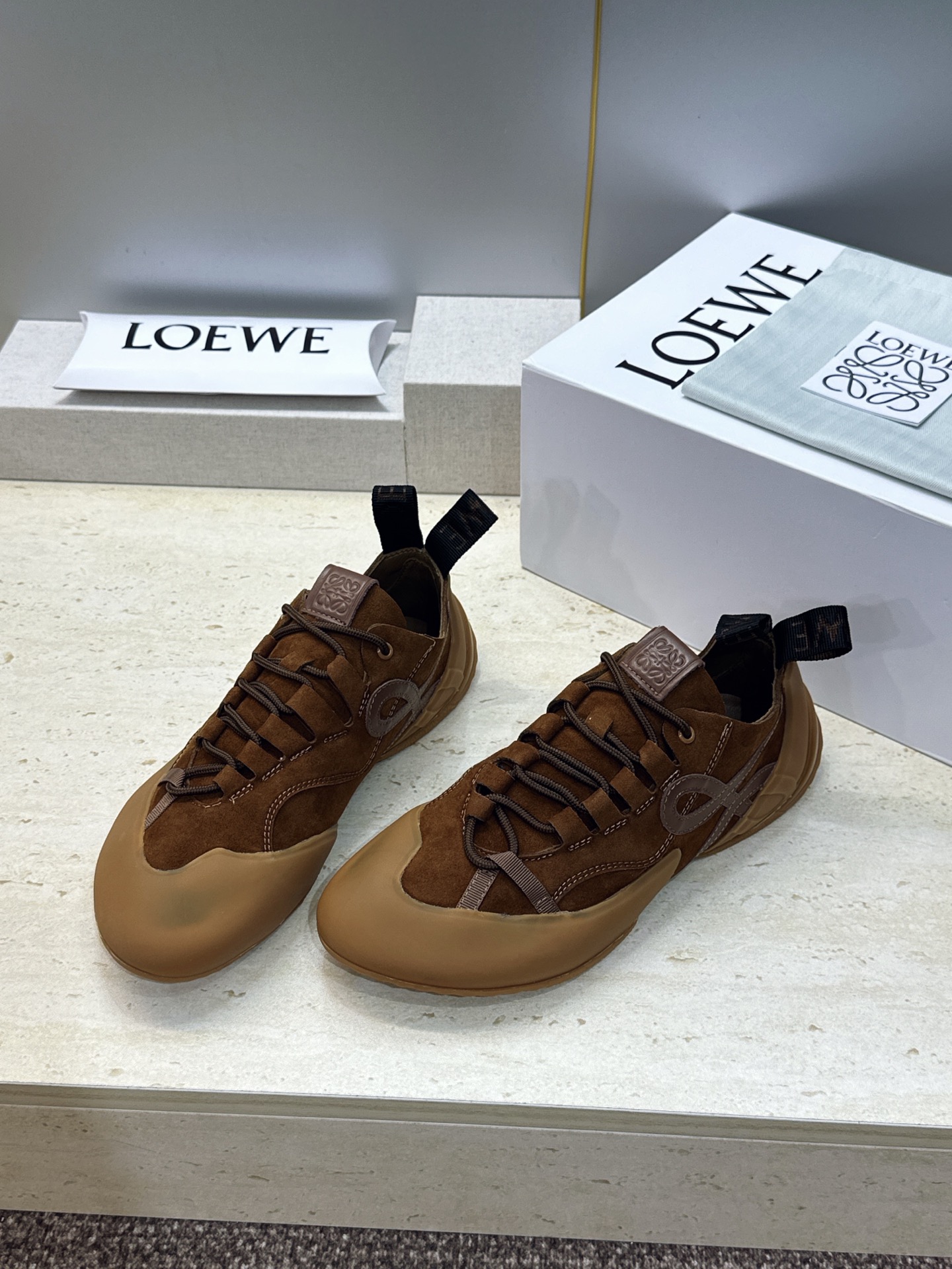 罗意威 LOEWE 2026春夏新款系带德训鞋 明星同款字母logo拼色阿甘休闲运动跑鞋 市面顶级版本 材质:鞋面进口羊 罗意威 LOEWE 2026春夏新款系带德训鞋 明星同款字母logo拼色阿甘休闲运动跑鞋 市面顶级版本 材质:鞋面进口羊