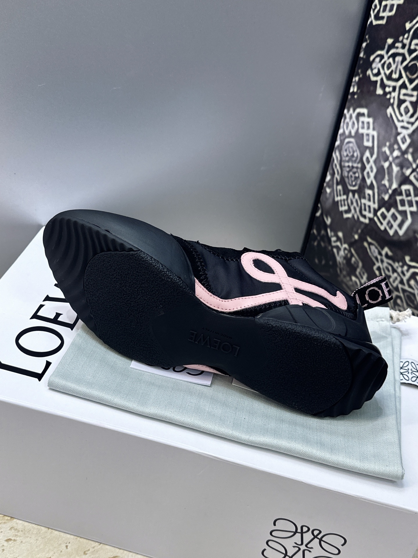 罗意威 LOEWE 2026春夏新款系带德训鞋 明星同款字母logo拼色阿甘休闲运动跑鞋 市面顶级版本 材质:鞋面进口羊 罗意威 LOEWE 2026春夏新款系带德训鞋 明星同款字母logo拼色阿甘休闲运动跑鞋 市面顶级版本 材质:鞋面进口羊
