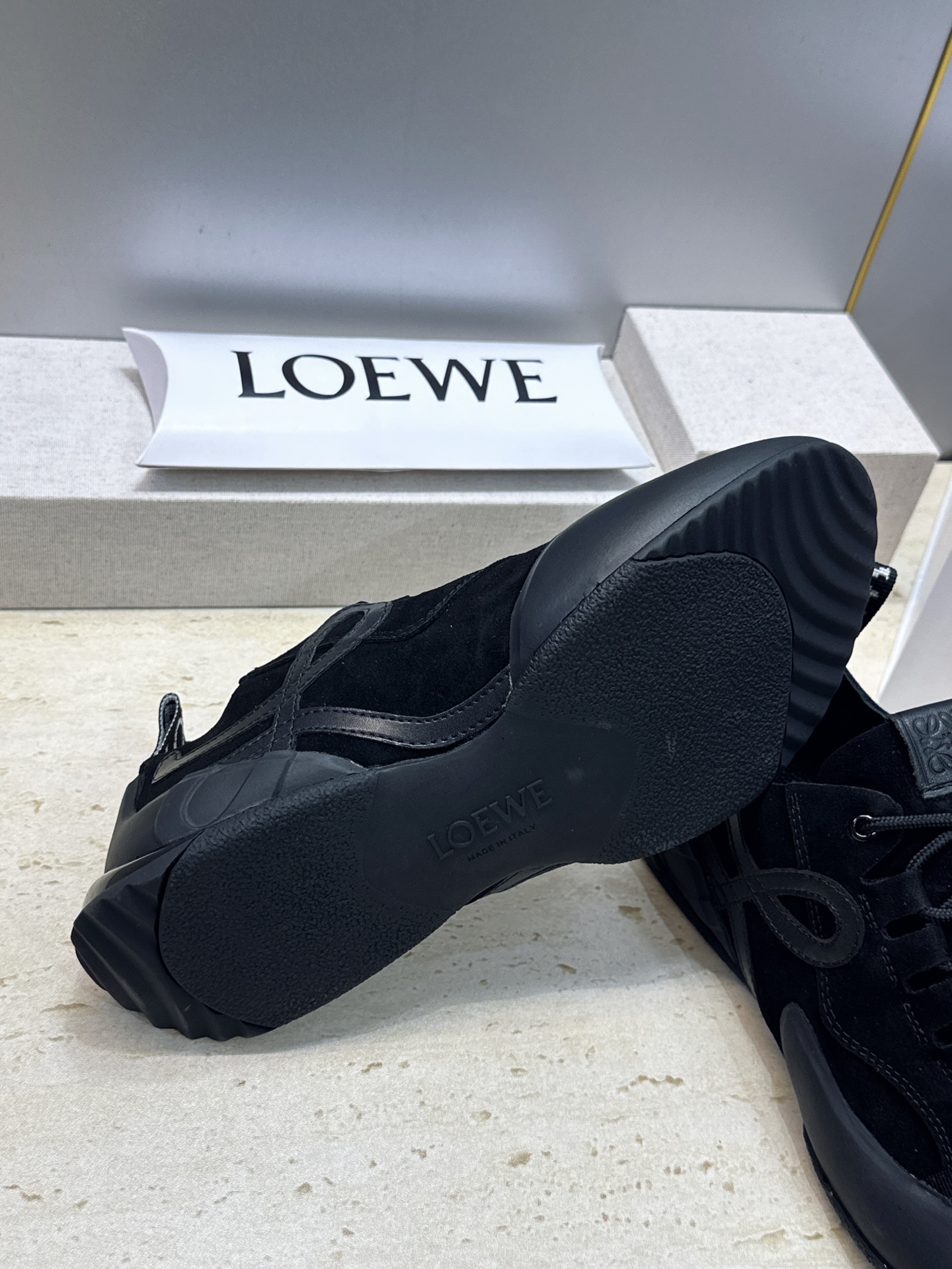 罗意威 LOEWE 2026春夏新款系带德训鞋 明星同款字母logo拼色阿甘休闲运动跑鞋 市面顶级版本 材质：鞋面进口羊