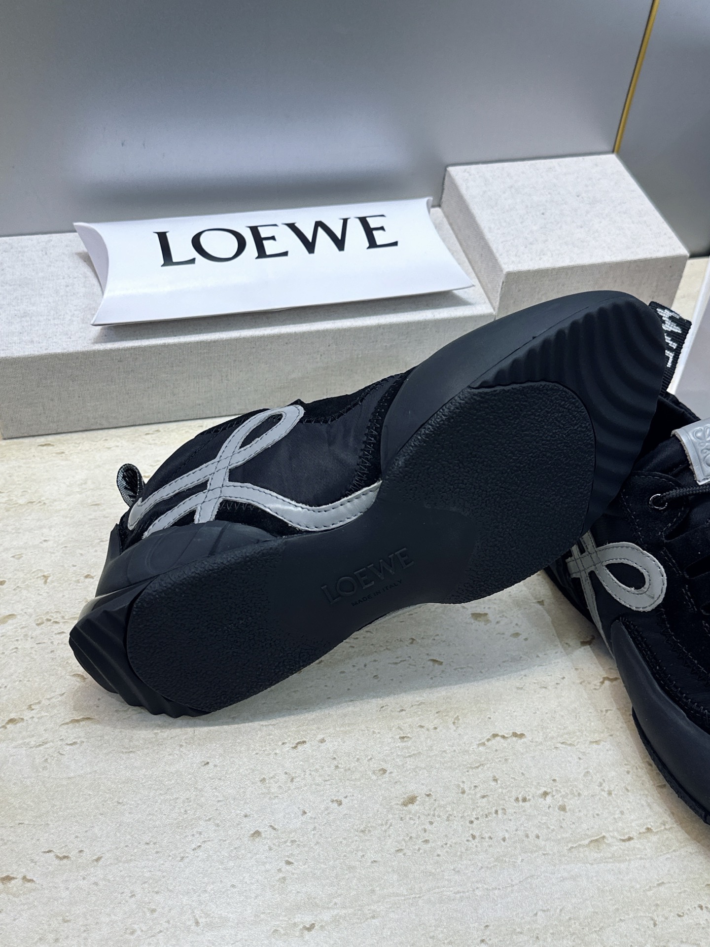 罗意威 LOEWE 2026春夏新款系带德训鞋 明星同款字母logo拼色阿甘休闲运动跑鞋 市面顶级版本 材质:鞋面进口羊 罗意威 LOEWE 2026春夏新款系带德训鞋 明星同款字母logo拼色阿甘休闲运动跑鞋 市面顶级版本 材质:鞋面进口羊