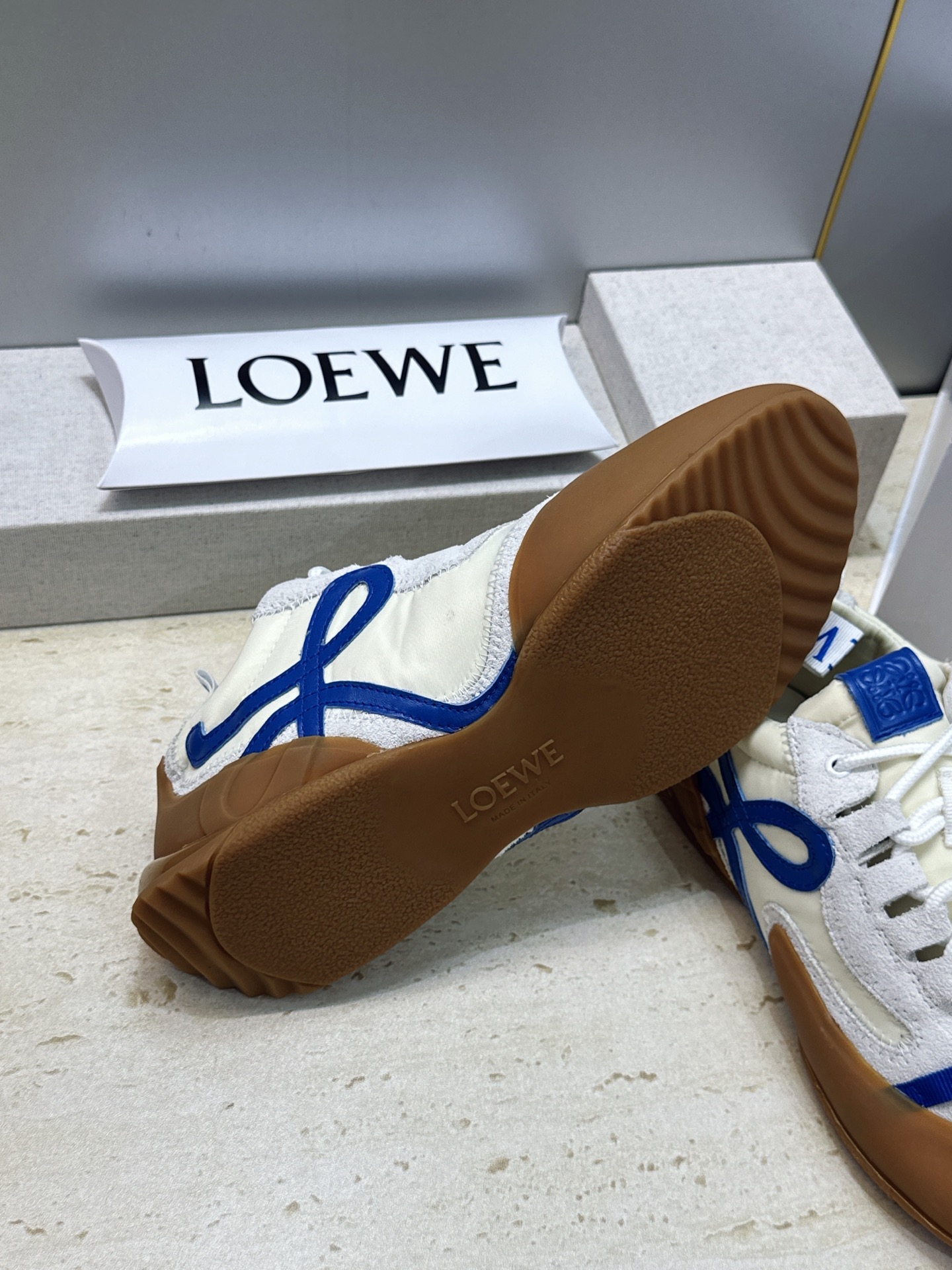 罗意威 LOEWE 2026春夏新款系带德训鞋 明星同款字母logo拼色阿甘休闲运动跑鞋 市面顶级版本 材质:鞋面进口羊 罗意威 LOEWE 2026春夏新款系带德训鞋 明星同款字母logo拼色阿甘休闲运动跑鞋 市面顶级版本 材质:鞋面进口羊