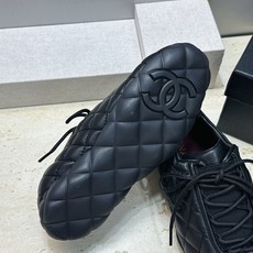 CHANEL 香奈儿2026春夏新款菱格电绣系带运动女鞋 小香双C字母logo平底圆头拼色休闲阿甘徳训鞋 材质:鞋面进口 CHANEL 香奈儿2026春夏新款菱格电绣系带运动女鞋 小香双C字母logo平底圆头拼色休闲阿甘徳训鞋 材质:鞋面进口