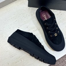 CHANEL 香奈儿2026春夏新款系带运动女鞋 小香双C字母logo五金扣平底圆头拼色休闲滑板鞋 材质:鞋面进口羊猄皮 CHANEL 香奈儿2026春夏新款系带运动女鞋 小香双C字母logo五金扣平底圆头拼色休闲滑板鞋 材质:鞋面进口羊猄皮