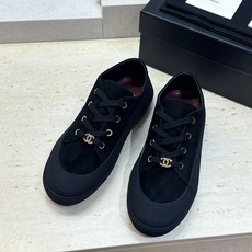 CHANEL 香奈儿2026春夏新款系带运动女鞋 小香双C字母logo五金扣平底圆头拼色休闲滑板鞋 材质:鞋面进口羊猄皮 CHANEL 香奈儿2026春夏新款系带运动女鞋 小香双C字母logo五金扣平底圆头拼色休闲滑板鞋 材质:鞋面进口羊猄皮