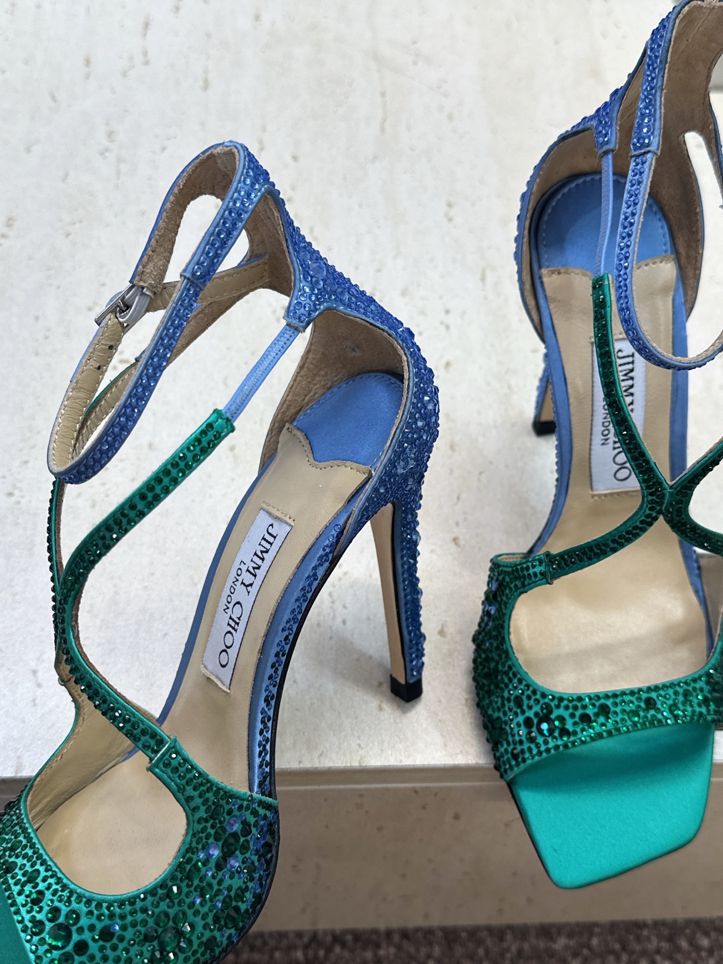 周仰杰Jimmy Choo 2026春夏新款水钻幻彩果冻色交叉带女鞋 吉米周JC字母logo 高跟鱼嘴露趾中空凉鞋 材质 周仰杰Jimmy Choo 2026春夏新款水钻幻彩果冻色交叉带女鞋 吉米周JC字母logo 高跟鱼嘴露趾中空凉鞋 材质