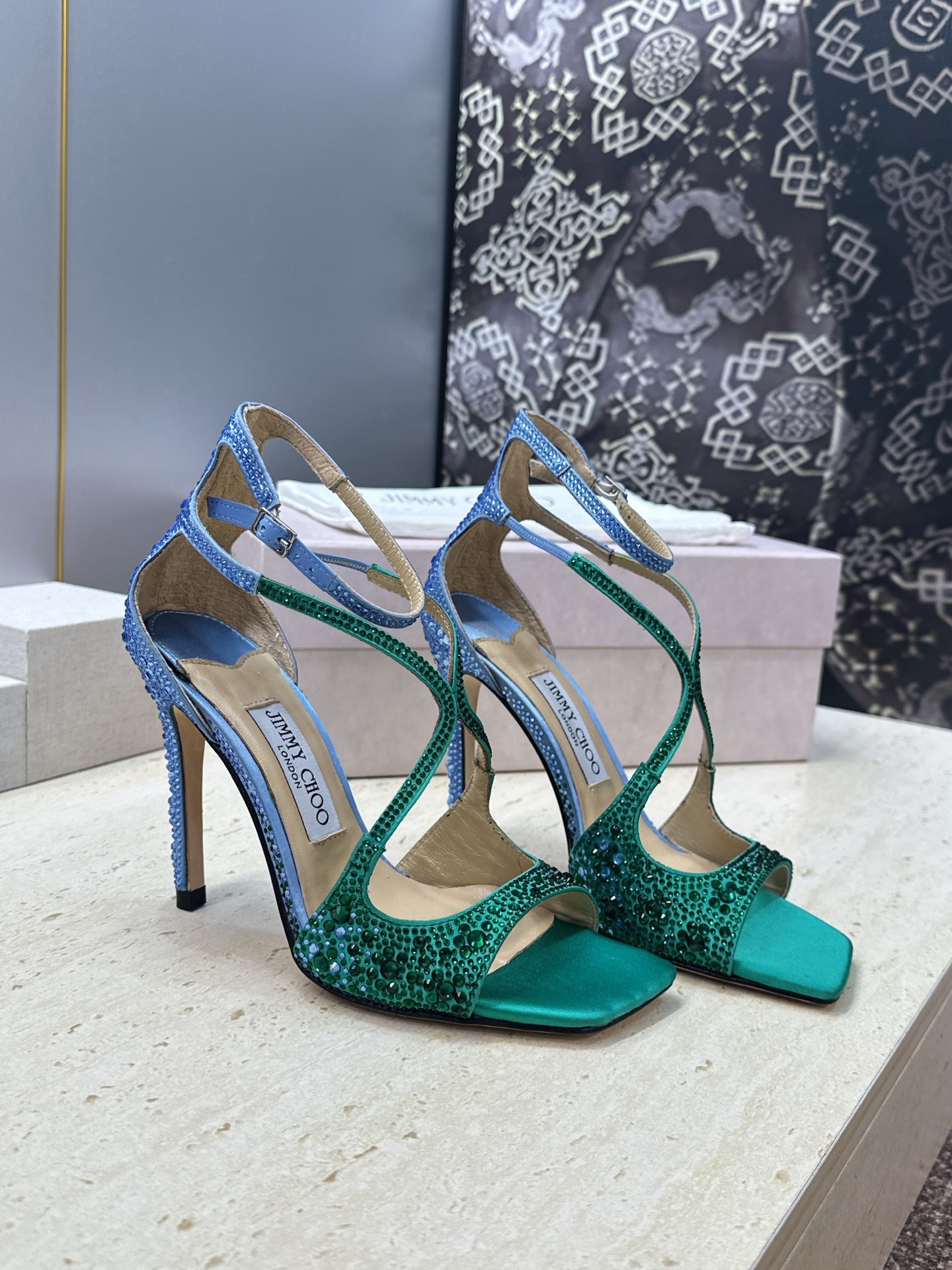 周仰杰Jimmy Choo 2026春夏新款水钻幻彩果冻色交叉带女鞋 吉米周JC字母logo 高跟鱼嘴露趾中空凉鞋 材质