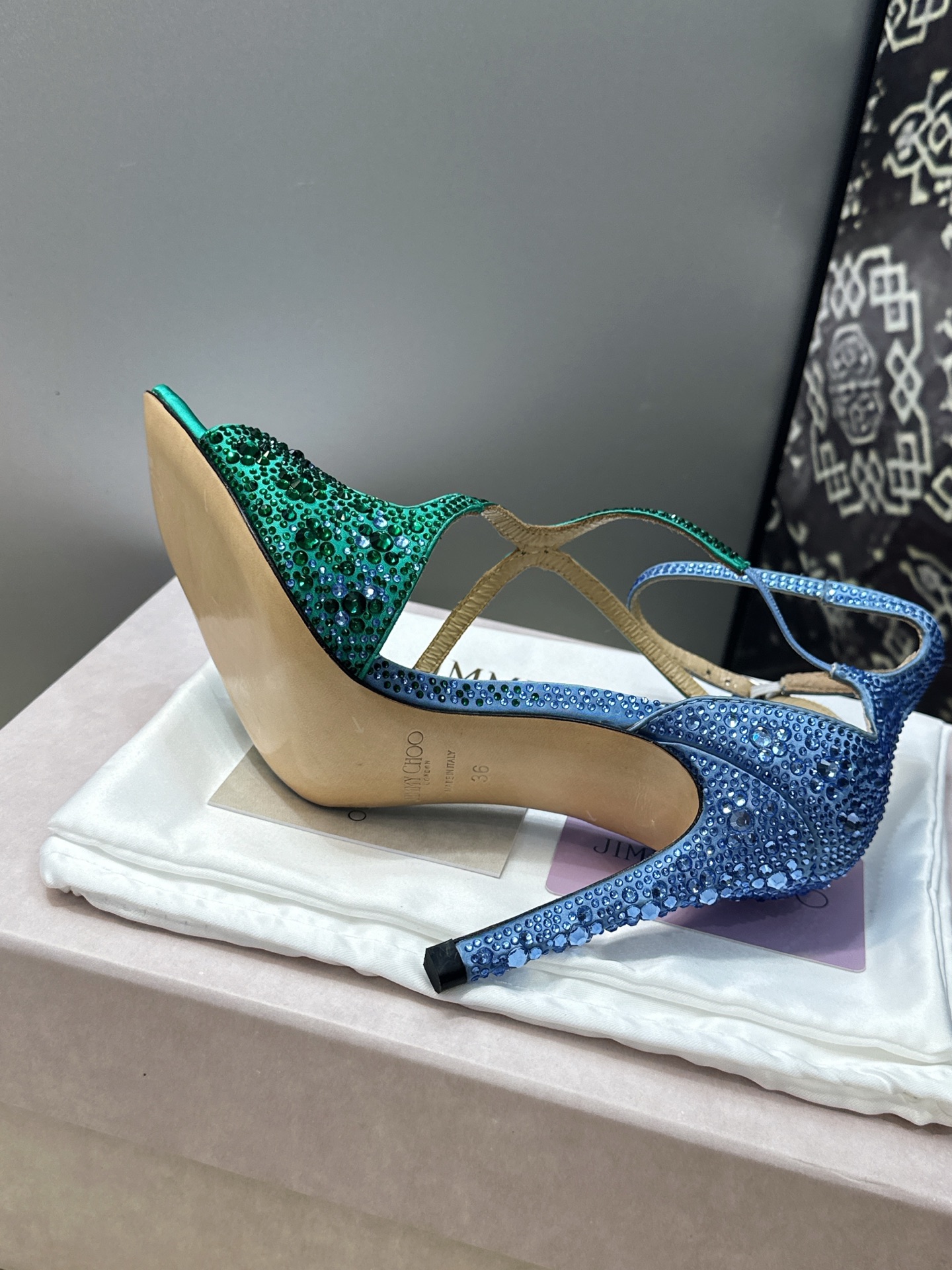 周仰杰Jimmy Choo 2026春夏新款水钻幻彩果冻色交叉带女鞋 吉米周JC字母logo 高跟鱼嘴露趾中空凉鞋 材质 周仰杰Jimmy Choo 2026春夏新款水钻幻彩果冻色交叉带女鞋 吉米周JC字母logo 高跟鱼嘴露趾中空凉鞋 材质