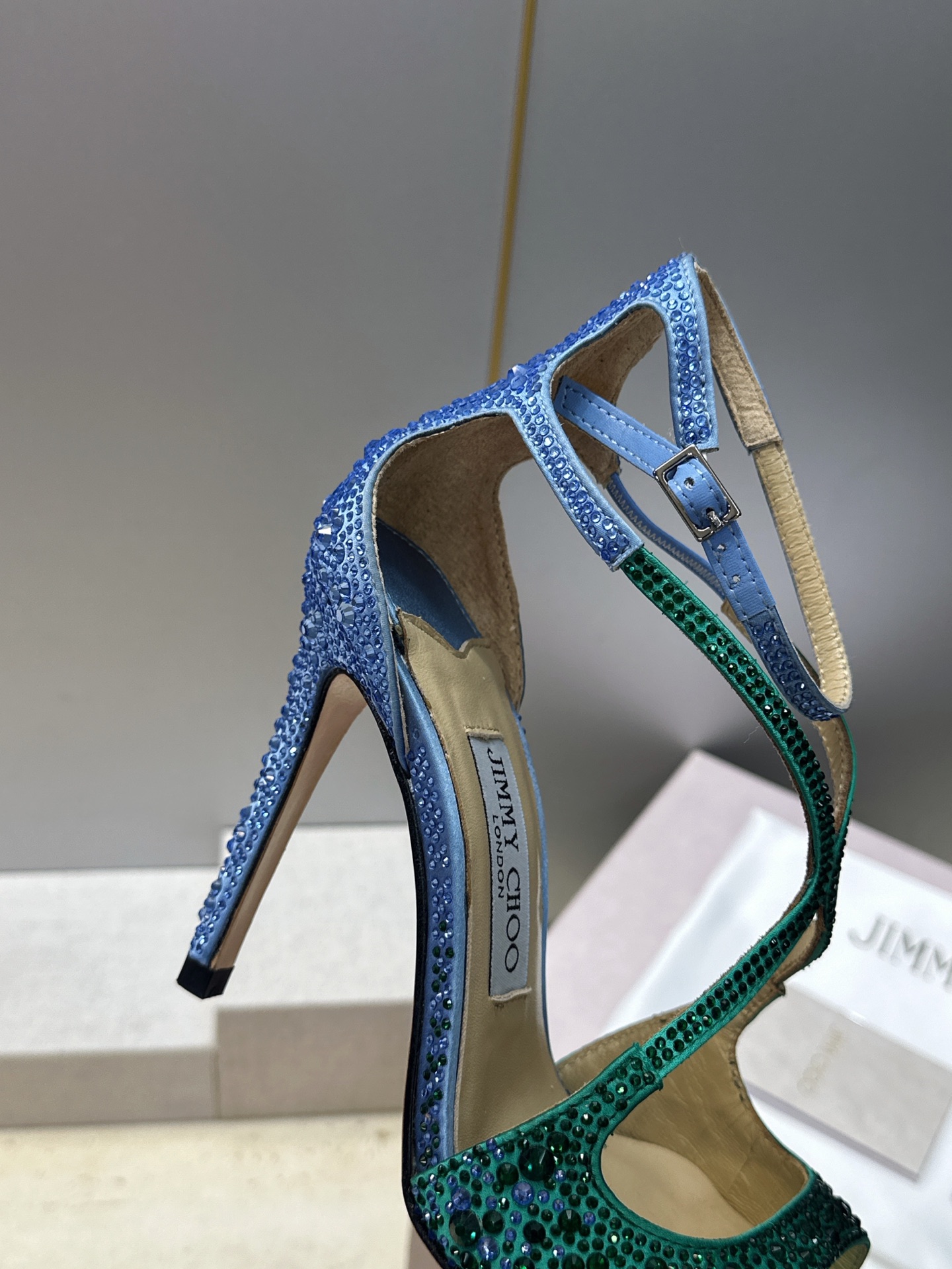 周仰杰Jimmy Choo 2026春夏新款水钻幻彩果冻色交叉带女鞋 吉米周JC字母logo 高跟鱼嘴露趾中空凉鞋 材质 周仰杰Jimmy Choo 2026春夏新款水钻幻彩果冻色交叉带女鞋 吉米周JC字母logo 高跟鱼嘴露趾中空凉鞋 材质