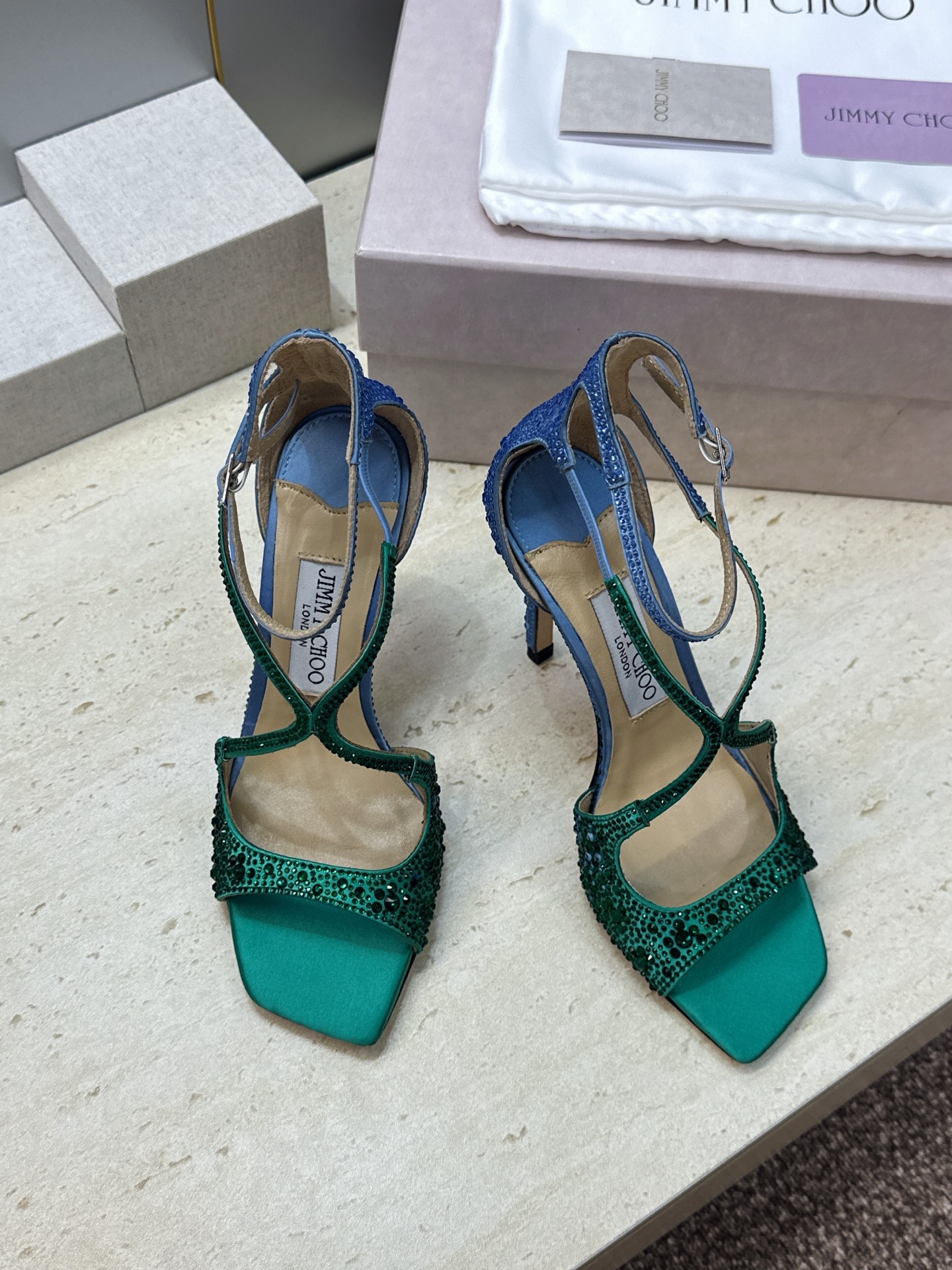 周仰杰Jimmy Choo 2026春夏新款水钻幻彩果冻色交叉带女鞋 吉米周JC字母logo 高跟鱼嘴露趾中空凉鞋 材质 周仰杰Jimmy Choo 2026春夏新款水钻幻彩果冻色交叉带女鞋 吉米周JC字母logo 高跟鱼嘴露趾中空凉鞋 材质