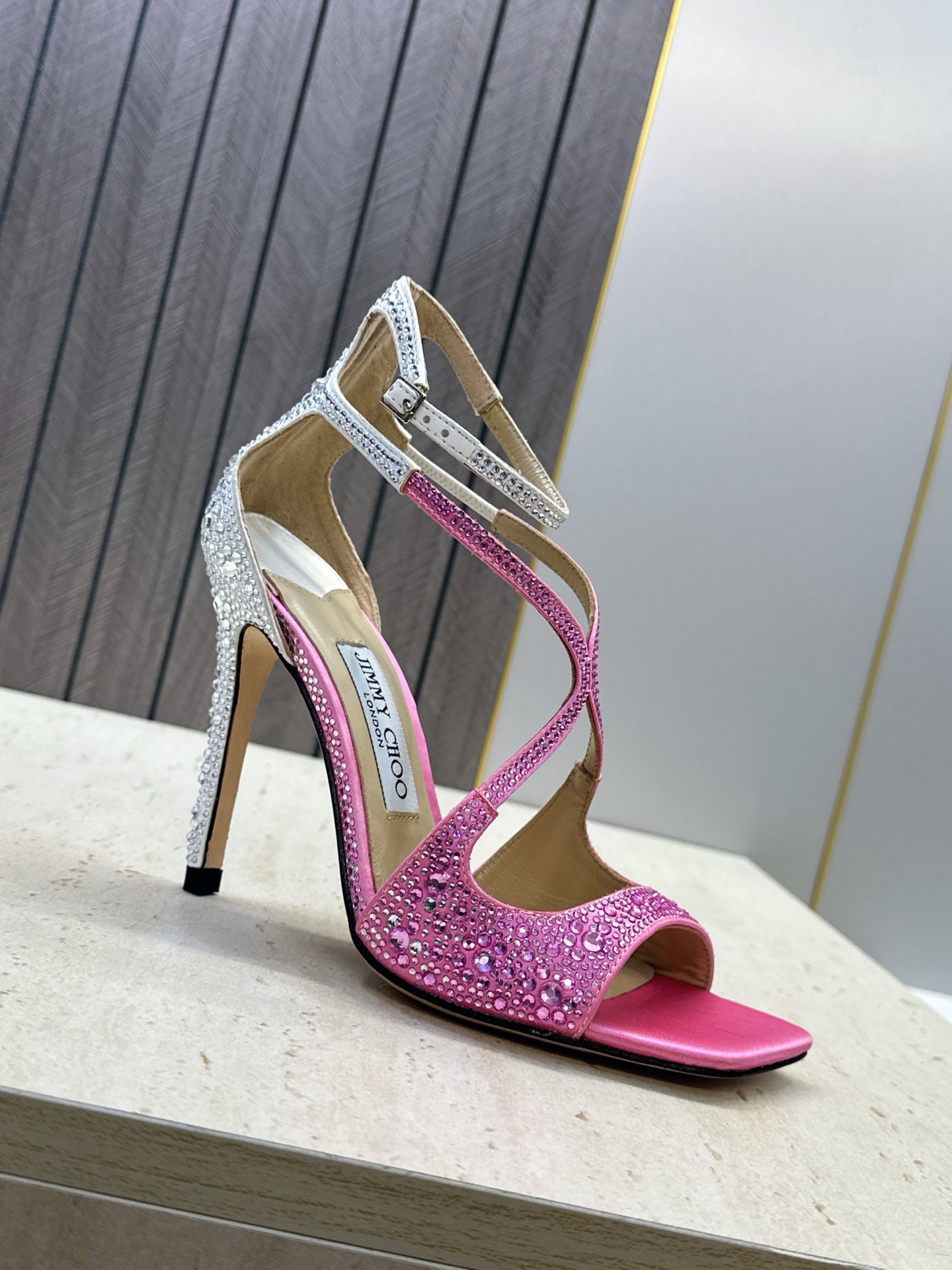 周仰杰Jimmy Choo 2026春夏新款水钻幻彩果冻色交叉带女鞋 吉米周JC字母logo 高跟鱼嘴露趾中空凉鞋 材质 周仰杰Jimmy Choo 2026春夏新款水钻幻彩果冻色交叉带女鞋 吉米周JC字母logo 高跟鱼嘴露趾中空凉鞋 材质