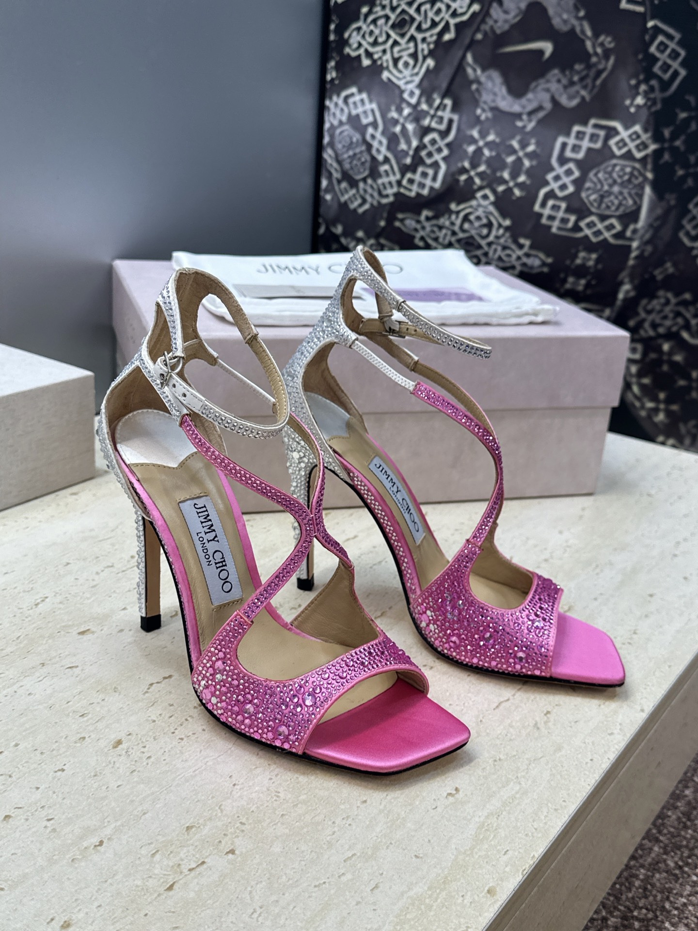 周仰杰Jimmy Choo 2026春夏新款水钻幻彩果冻色交叉带女鞋 吉米周JC字母logo 高跟鱼嘴露趾中空凉鞋 材质