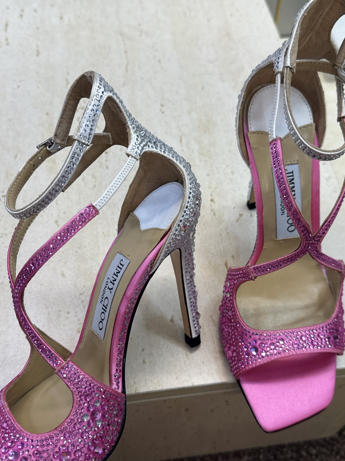 周仰杰Jimmy Choo 2026春夏新款水钻幻彩果冻色交叉带女鞋 吉米周JC字母logo 高跟鱼嘴露趾中空凉鞋 材质 周仰杰Jimmy Choo 2026春夏新款水钻幻彩果冻色交叉带女鞋 吉米周JC字母logo 高跟鱼嘴露趾中空凉鞋 材质