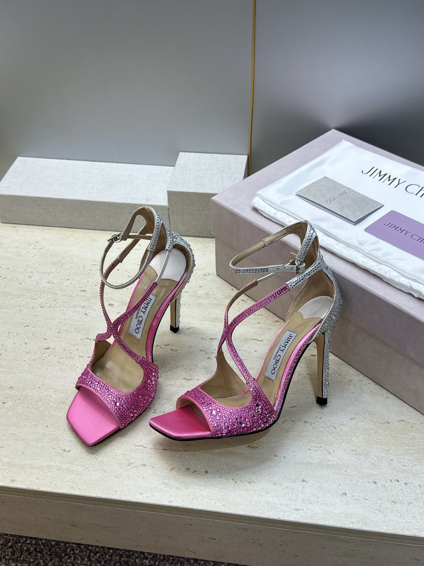 周仰杰Jimmy Choo 2026春夏新款水钻幻彩果冻色交叉带女鞋 吉米周JC字母logo 高跟鱼嘴露趾中空凉鞋 材质 周仰杰Jimmy Choo 2026春夏新款水钻幻彩果冻色交叉带女鞋 吉米周JC字母logo 高跟鱼嘴露趾中空凉鞋 材质