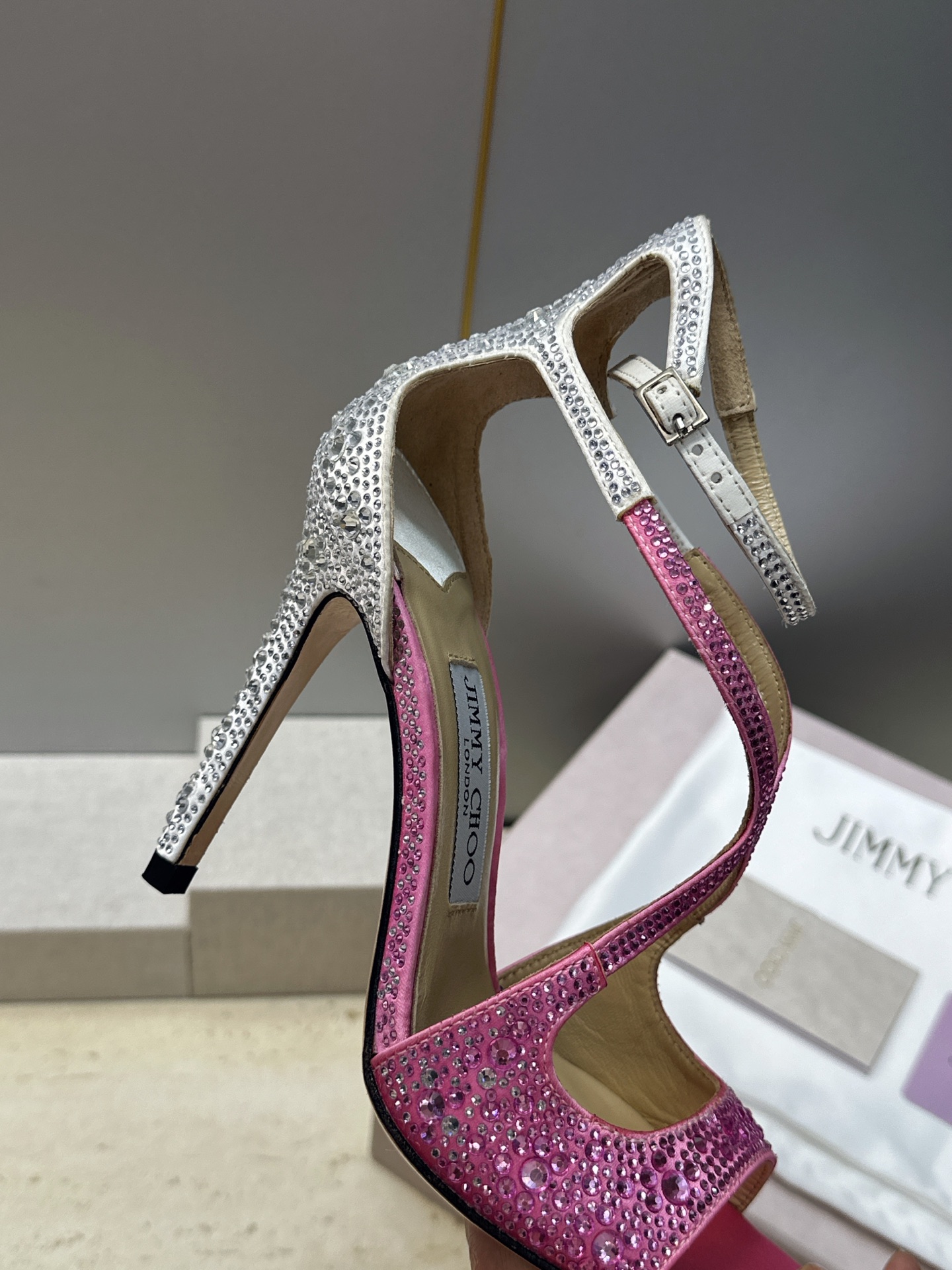 周仰杰Jimmy Choo 2026春夏新款水钻幻彩果冻色交叉带女鞋 吉米周JC字母logo 高跟鱼嘴露趾中空凉鞋 材质 周仰杰Jimmy Choo 2026春夏新款水钻幻彩果冻色交叉带女鞋 吉米周JC字母logo 高跟鱼嘴露趾中空凉鞋 材质