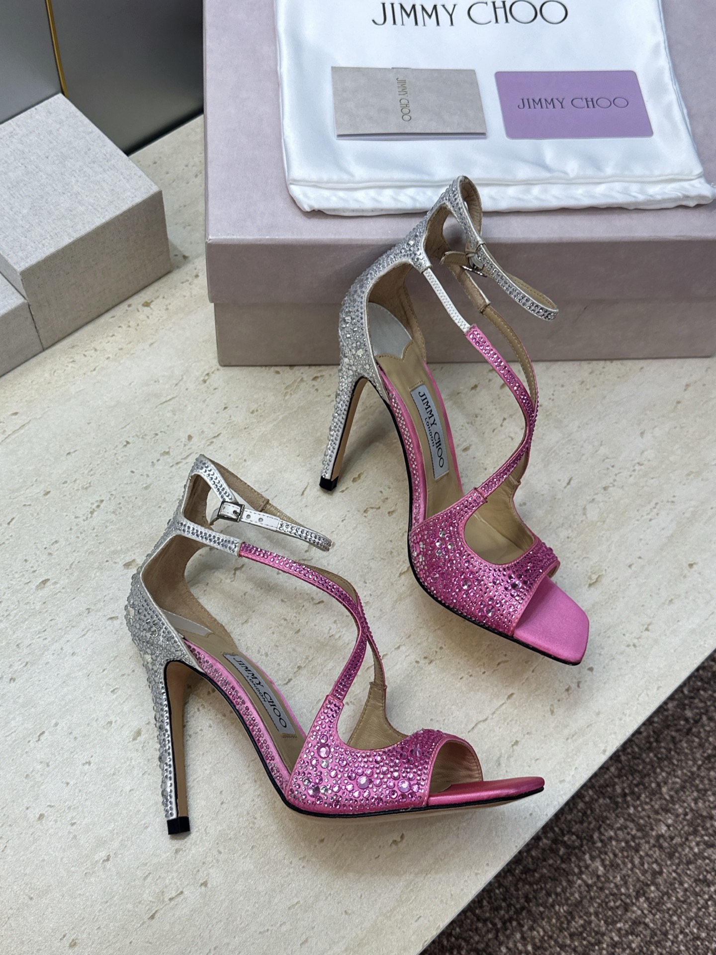 周仰杰Jimmy Choo 2026春夏新款水钻幻彩果冻色交叉带女鞋 吉米周JC字母logo 高跟鱼嘴露趾中空凉鞋 材质 周仰杰Jimmy Choo 2026春夏新款水钻幻彩果冻色交叉带女鞋 吉米周JC字母logo 高跟鱼嘴露趾中空凉鞋 材质