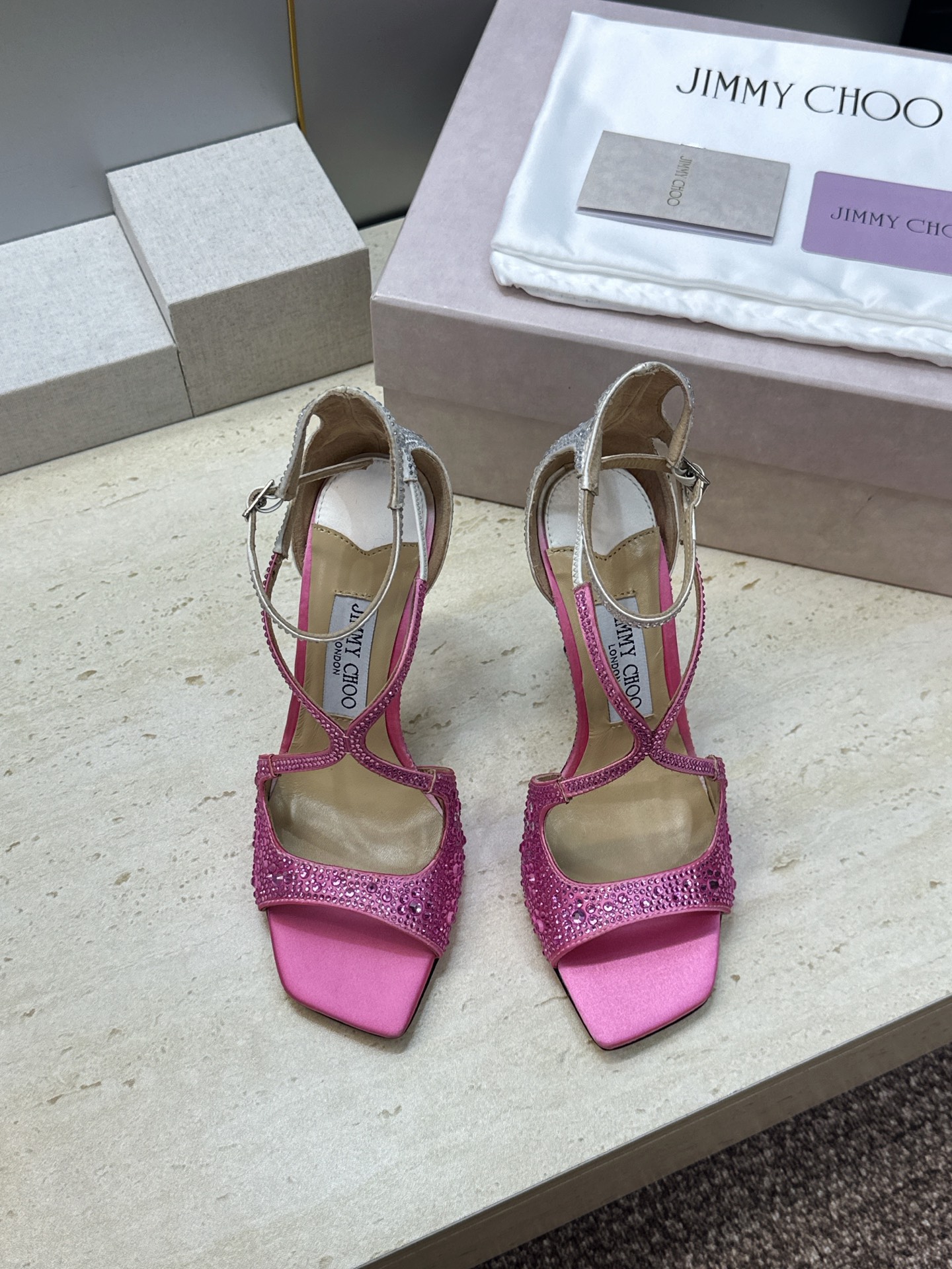 周仰杰Jimmy Choo 2026春夏新款水钻幻彩果冻色交叉带女鞋 吉米周JC字母logo 高跟鱼嘴露趾中空凉鞋 材质 周仰杰Jimmy Choo 2026春夏新款水钻幻彩果冻色交叉带女鞋 吉米周JC字母logo 高跟鱼嘴露趾中空凉鞋 材质