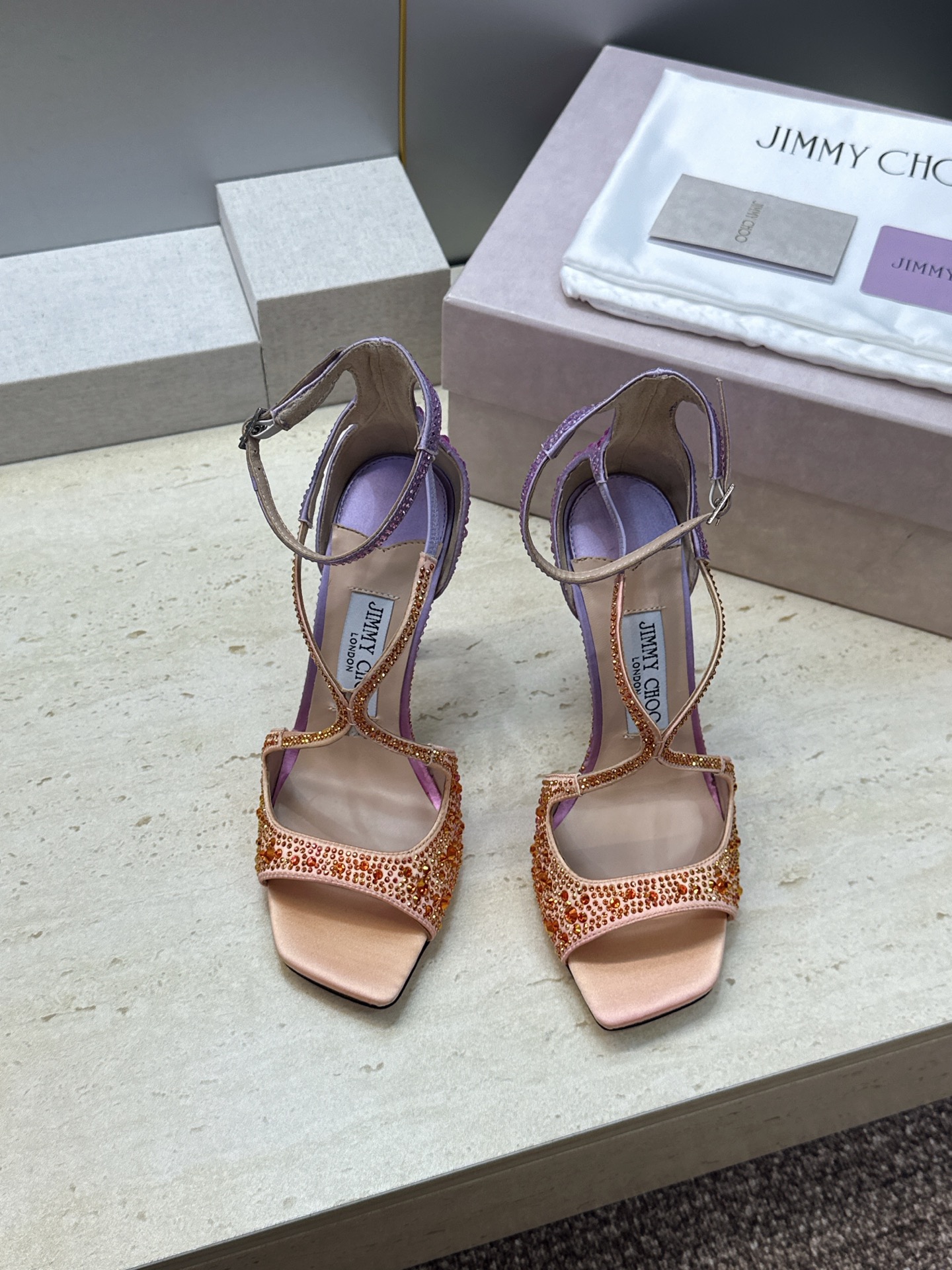 周仰杰Jimmy Choo 2026春夏新款水钻幻彩果冻色交叉带女鞋 吉米周JC字母logo 高跟鱼嘴露趾中空凉鞋 材质 周仰杰Jimmy Choo 2026春夏新款水钻幻彩果冻色交叉带女鞋 吉米周JC字母logo 高跟鱼嘴露趾中空凉鞋 材质