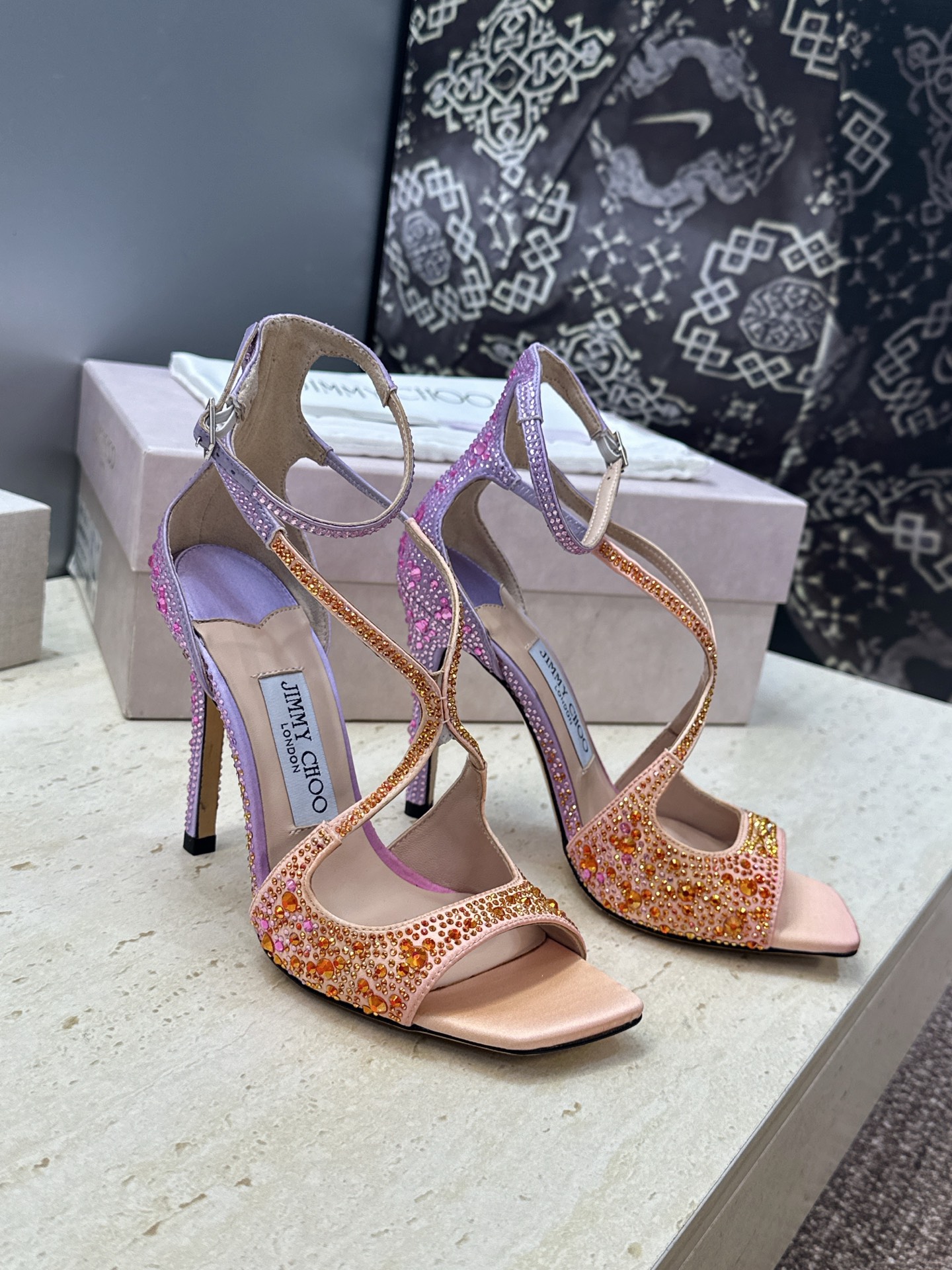 周仰杰Jimmy Choo 2026春夏新款水钻幻彩果冻色交叉带女鞋 吉米周JC字母logo 高跟鱼嘴露趾中空凉鞋 材质