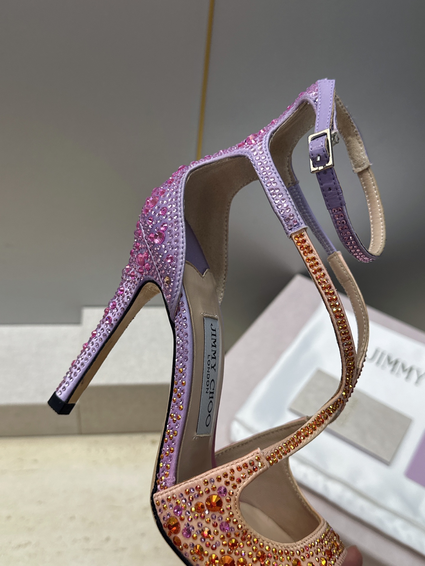 周仰杰Jimmy Choo 2026春夏新款水钻幻彩果冻色交叉带女鞋 吉米周JC字母logo 高跟鱼嘴露趾中空凉鞋 材质 周仰杰Jimmy Choo 2026春夏新款水钻幻彩果冻色交叉带女鞋 吉米周JC字母logo 高跟鱼嘴露趾中空凉鞋 材质