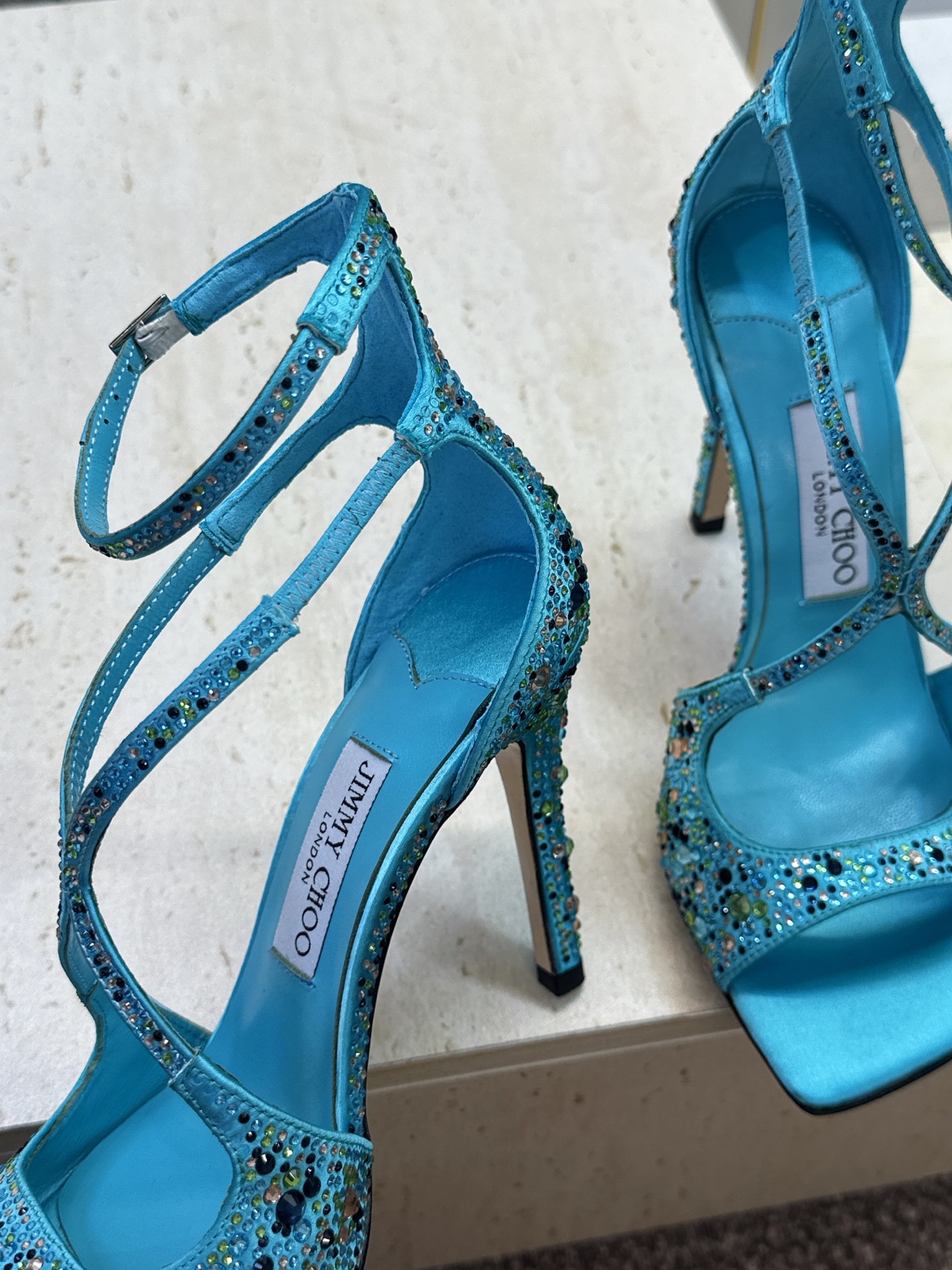 周仰杰Jimmy Choo 2026春夏新款水钻幻彩果冻色交叉带女鞋 吉米周JC字母logo 高跟鱼嘴露趾中空凉鞋 材质 周仰杰Jimmy Choo 2026春夏新款水钻幻彩果冻色交叉带女鞋 吉米周JC字母logo 高跟鱼嘴露趾中空凉鞋 材质