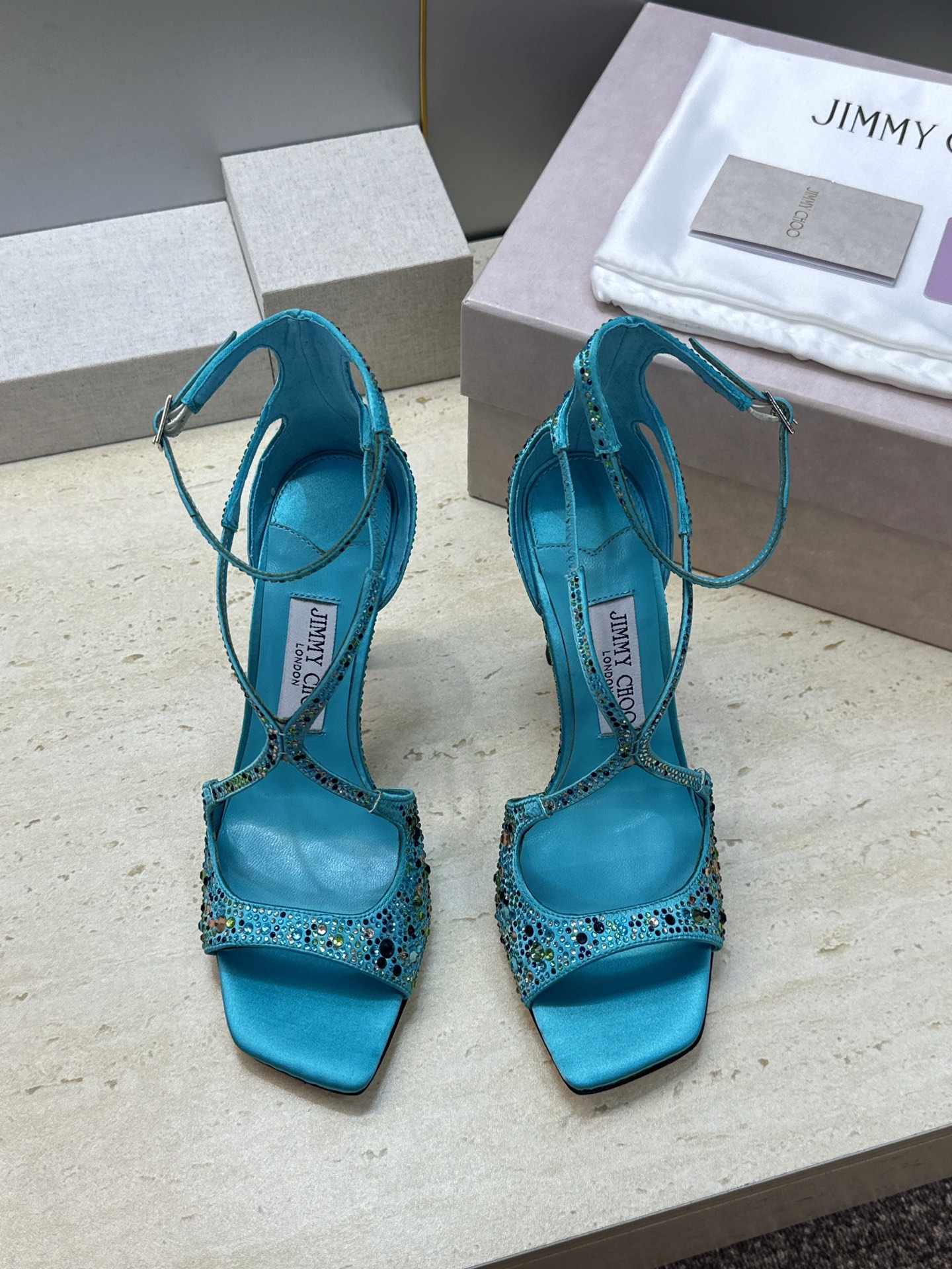 周仰杰Jimmy Choo 2026春夏新款水钻幻彩果冻色交叉带女鞋 吉米周JC字母logo 高跟鱼嘴露趾中空凉鞋 材质 周仰杰Jimmy Choo 2026春夏新款水钻幻彩果冻色交叉带女鞋 吉米周JC字母logo 高跟鱼嘴露趾中空凉鞋 材质