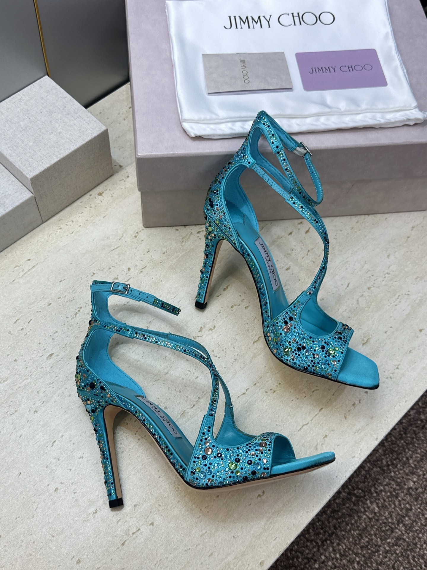 周仰杰Jimmy Choo 2026春夏新款水钻幻彩果冻色交叉带女鞋 吉米周JC字母logo 高跟鱼嘴露趾中空凉鞋 材质 周仰杰Jimmy Choo 2026春夏新款水钻幻彩果冻色交叉带女鞋 吉米周JC字母logo 高跟鱼嘴露趾中空凉鞋 材质