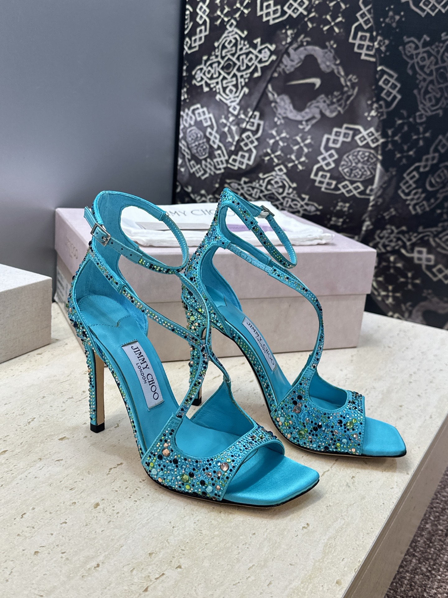 周仰杰Jimmy Choo 2026春夏新款水钻幻彩果冻色交叉带女鞋 吉米周JC字母logo 高跟鱼嘴露趾中空凉鞋 材质