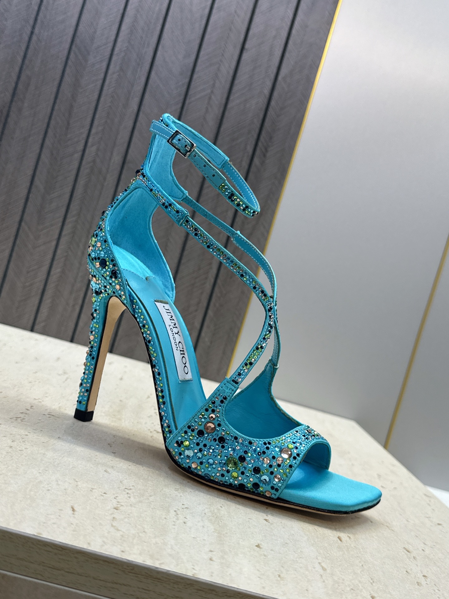 周仰杰Jimmy Choo 2026春夏新款水钻幻彩果冻色交叉带女鞋 吉米周JC字母logo 高跟鱼嘴露趾中空凉鞋 材质 周仰杰Jimmy Choo 2026春夏新款水钻幻彩果冻色交叉带女鞋 吉米周JC字母logo 高跟鱼嘴露趾中空凉鞋 材质