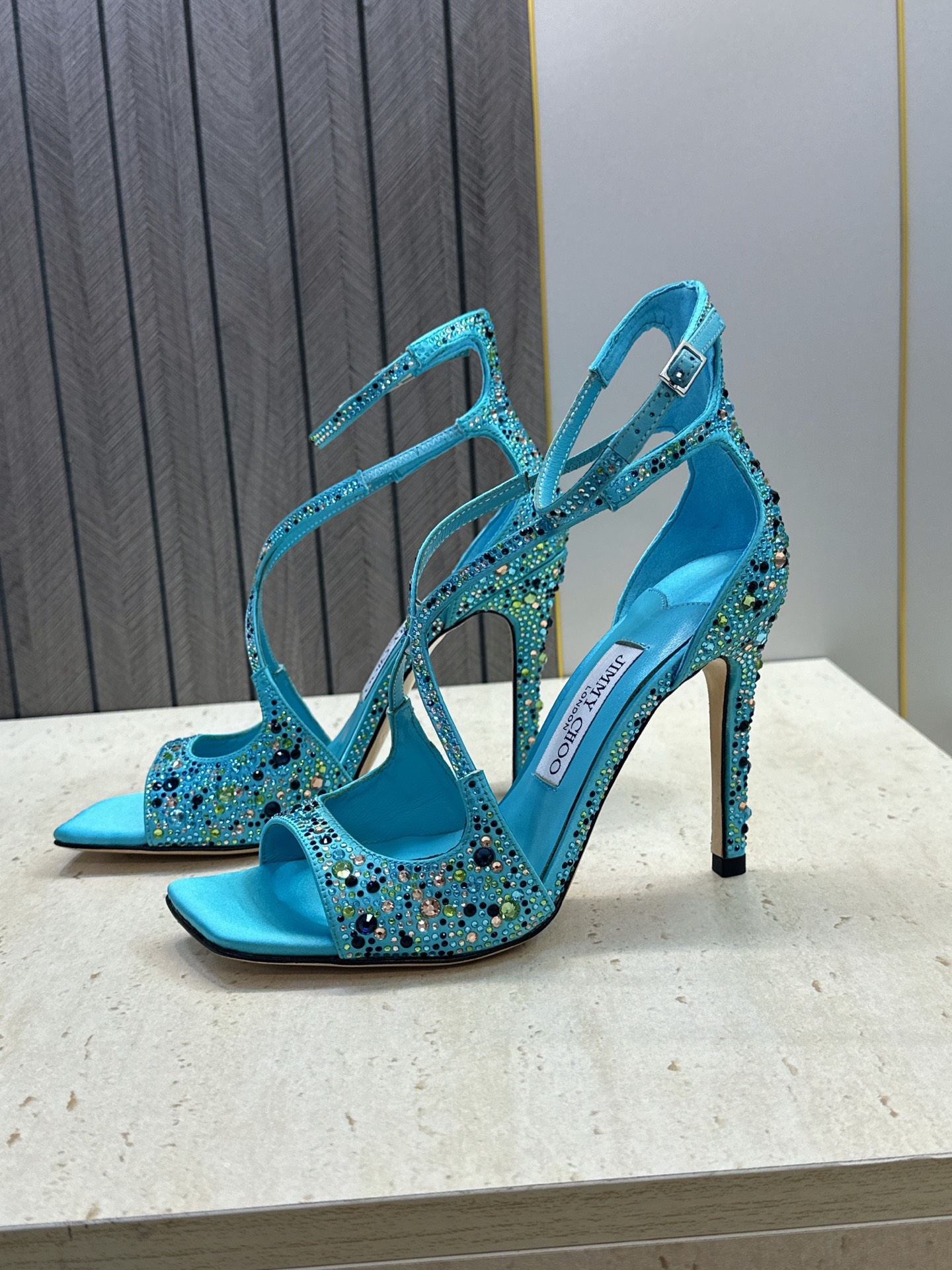 周仰杰Jimmy Choo 2026春夏新款水钻幻彩果冻色交叉带女鞋 吉米周JC字母logo 高跟鱼嘴露趾中空凉鞋 材质 周仰杰Jimmy Choo 2026春夏新款水钻幻彩果冻色交叉带女鞋 吉米周JC字母logo 高跟鱼嘴露趾中空凉鞋 材质