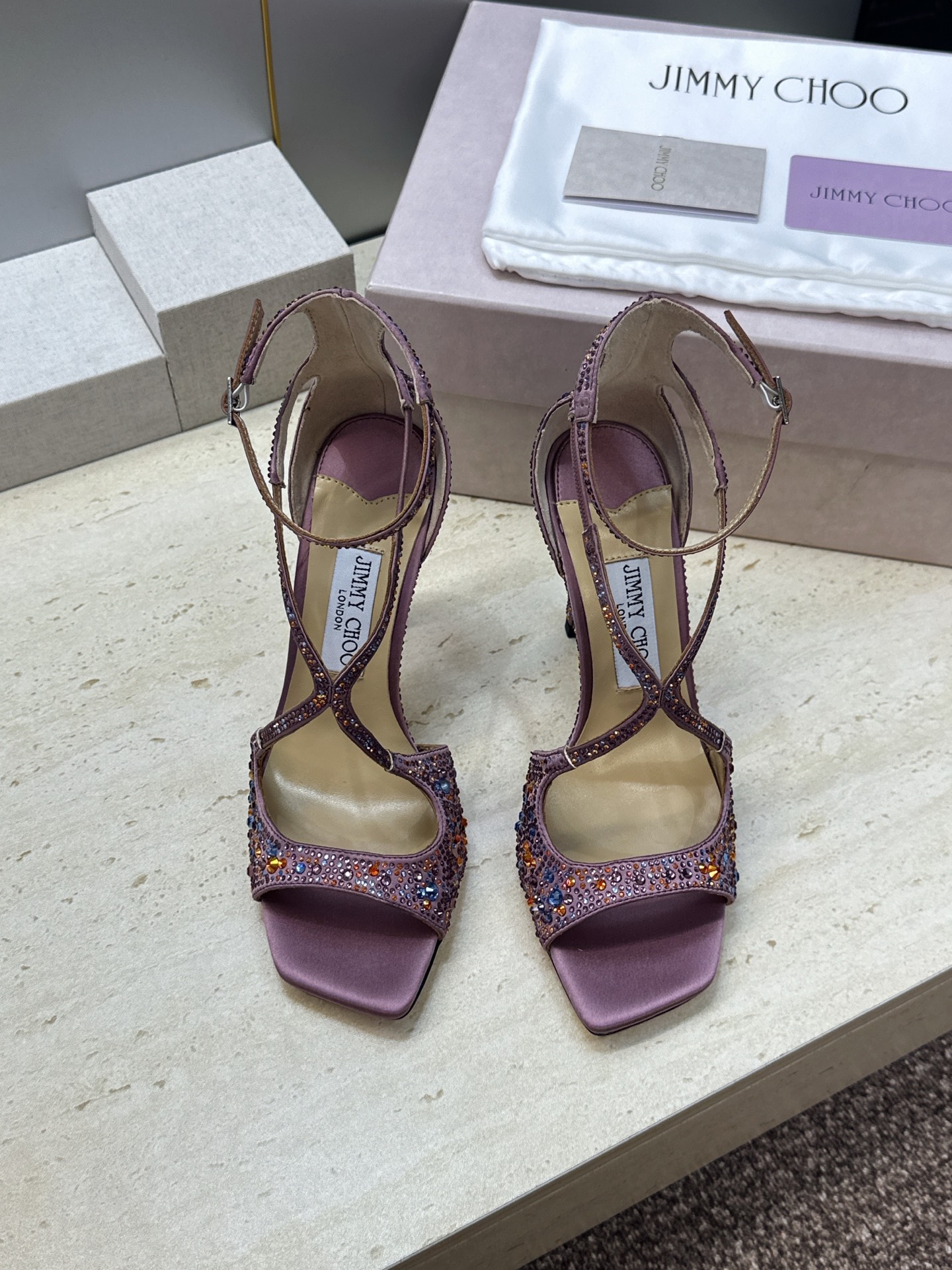 周仰杰Jimmy Choo 2026春夏新款水钻幻彩果冻色交叉带女鞋 吉米周JC字母logo 高跟鱼嘴露趾中空凉鞋 材质 周仰杰Jimmy Choo 2026春夏新款水钻幻彩果冻色交叉带女鞋 吉米周JC字母logo 高跟鱼嘴露趾中空凉鞋 材质