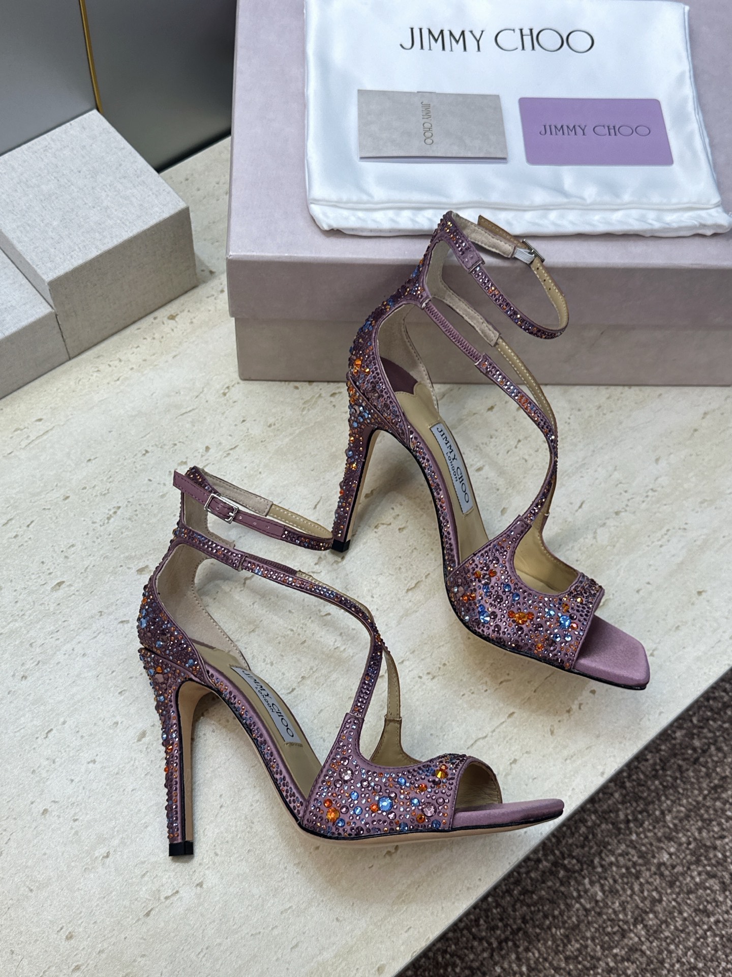 周仰杰Jimmy Choo 2026春夏新款水钻幻彩果冻色交叉带女鞋 吉米周JC字母logo 高跟鱼嘴露趾中空凉鞋 材质 周仰杰Jimmy Choo 2026春夏新款水钻幻彩果冻色交叉带女鞋 吉米周JC字母logo 高跟鱼嘴露趾中空凉鞋 材质