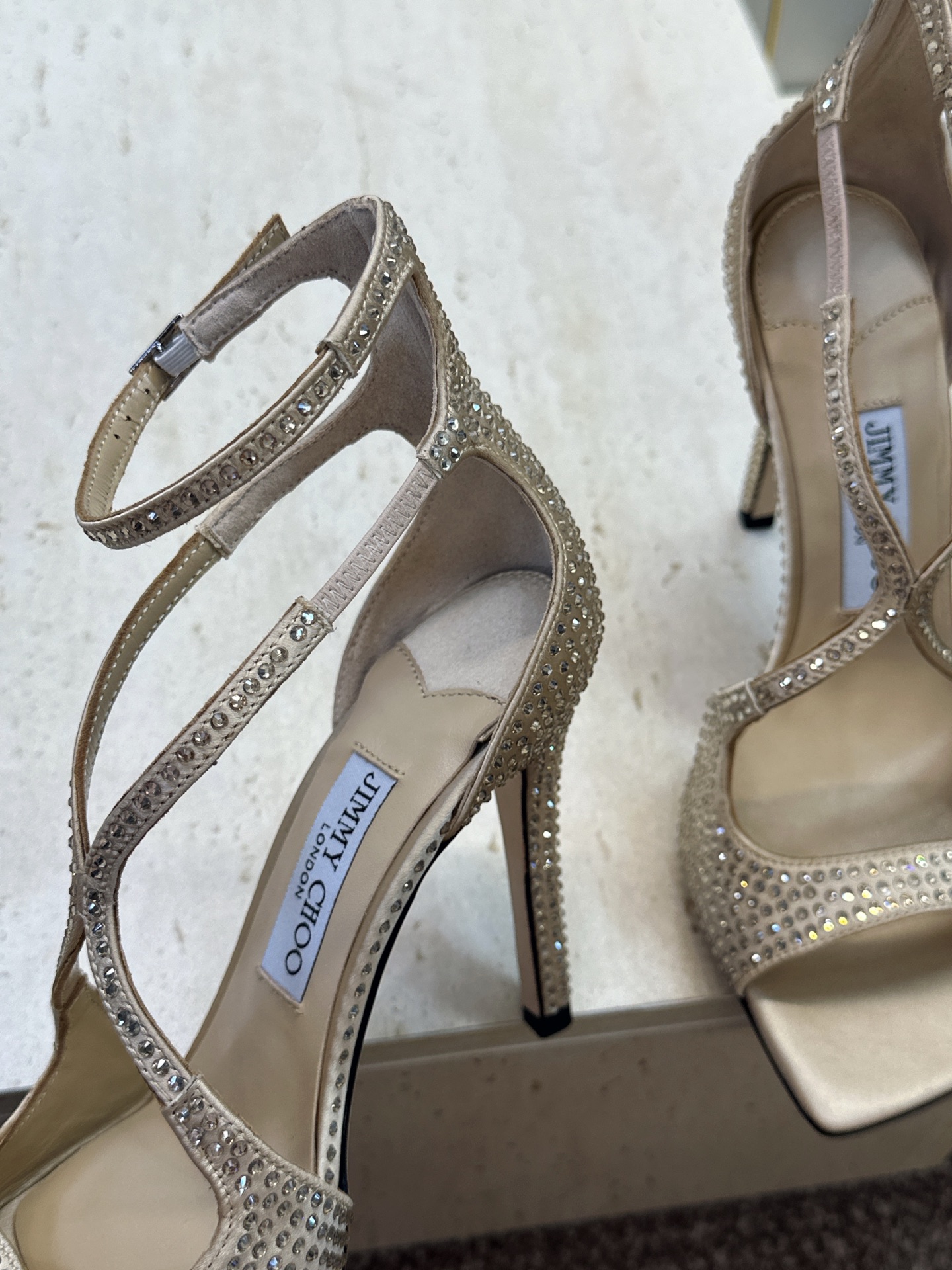 周仰杰Jimmy Choo 2026春夏新款水钻幻彩果冻色交叉带女鞋 吉米周JC字母logo 高跟鱼嘴露趾中空凉鞋 材质 周仰杰Jimmy Choo 2026春夏新款水钻幻彩果冻色交叉带女鞋 吉米周JC字母logo 高跟鱼嘴露趾中空凉鞋 材质