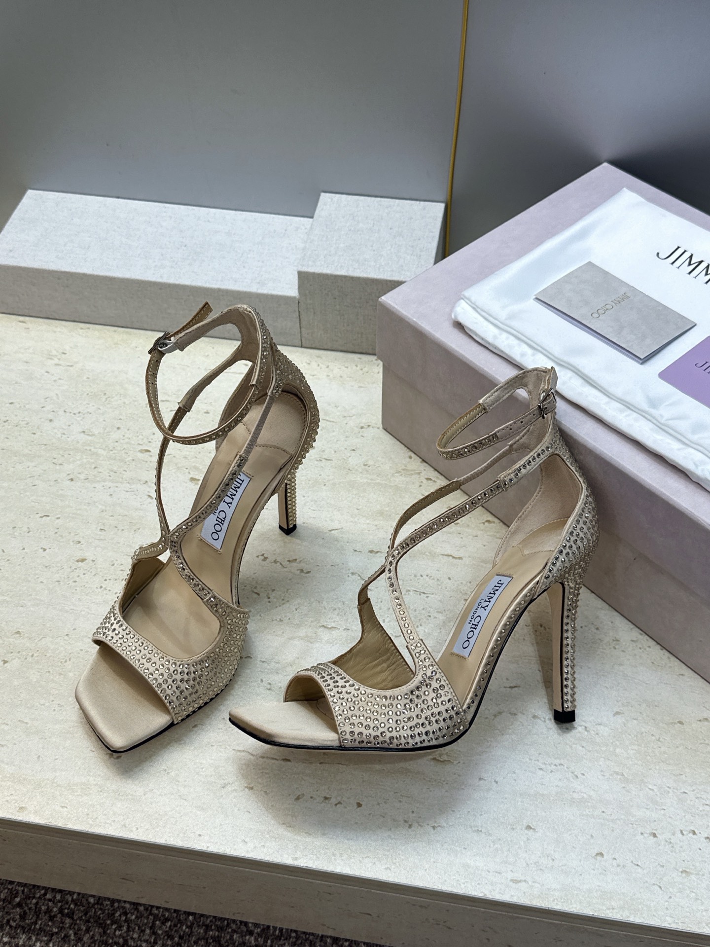 周仰杰Jimmy Choo 2026春夏新款水钻幻彩果冻色交叉带女鞋 吉米周JC字母logo 高跟鱼嘴露趾中空凉鞋 材质 周仰杰Jimmy Choo 2026春夏新款水钻幻彩果冻色交叉带女鞋 吉米周JC字母logo 高跟鱼嘴露趾中空凉鞋 材质