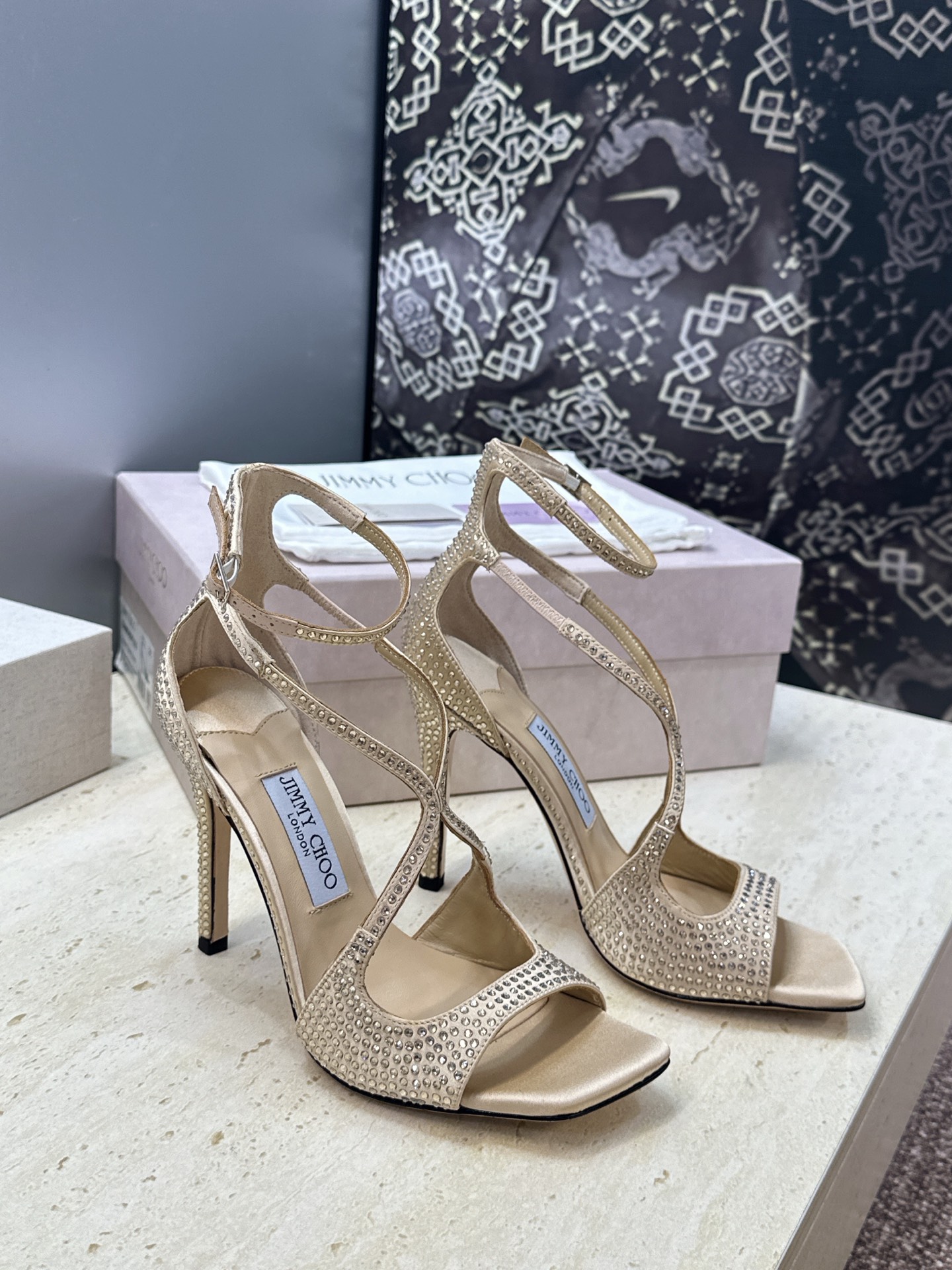 周仰杰Jimmy Choo 2026春夏新款水钻幻彩果冻色交叉带女鞋 吉米周JC字母logo 高跟鱼嘴露趾中空凉鞋 材质