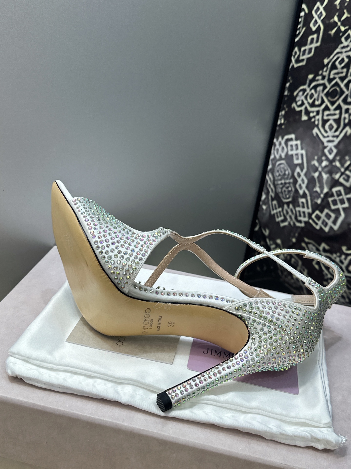 周仰杰Jimmy Choo 2026春夏新款水钻幻彩果冻色交叉带女鞋 吉米周JC字母logo 高跟鱼嘴露趾中空凉鞋 材质 周仰杰Jimmy Choo 2026春夏新款水钻幻彩果冻色交叉带女鞋 吉米周JC字母logo 高跟鱼嘴露趾中空凉鞋 材质